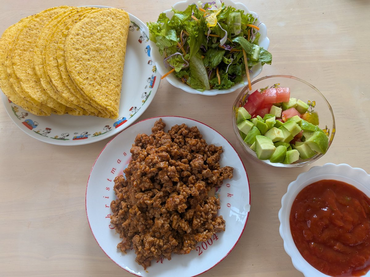 shitaketanegi's tweet photo. タコス食いたいがこの街にメキシコ料理店がなかったので自作してみた https://t.co/DlyEOkml3k