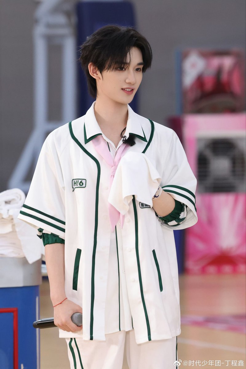 DCXOVERCSTATION's tweet photo. 【丁程鑫微博更新】
谁是这个山头最帅的哥们儿

#丁程鑫 #DingChengXin #딩청신 #dinhtrinhham #时代少年团 #TeensinTimes #时代少年团丁程鑫 #ติงเฉิงซิน  #tnt_thời_đại_thiếu_niên_đoàn https://t.co/Ww9GFm9kAa