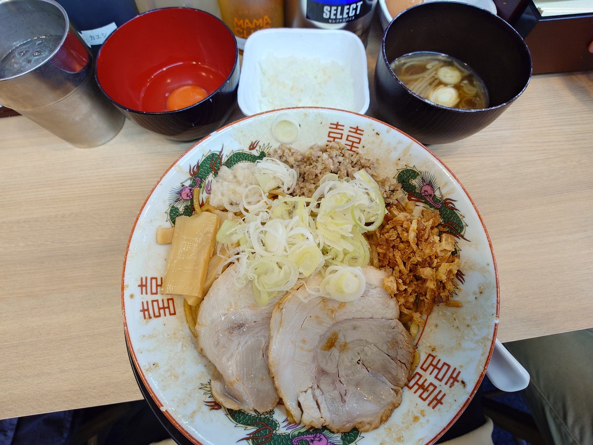 ama88101's tweet photo. 【北ノ醤油 チーホー】水道橋店
西の汁なし✨真っ赤卵
北ノ醤油ラーメンスープ一口ライス付き
仕事が暇なのでラーメン啜りに
レッツゴー１０４５着５番目
良〜く混ぜ混ぜくぅ～一口目から旨々👍🏻
真っ赤卵に絡め旨々👍🏻
煮干酢を回しかけ旨々👍🏻
追い飯最高👍🏻
ご馳走様でした🙏🏻
@kitano_chiho @susuru_tv https://t.co/PeJoL7WhnJ
