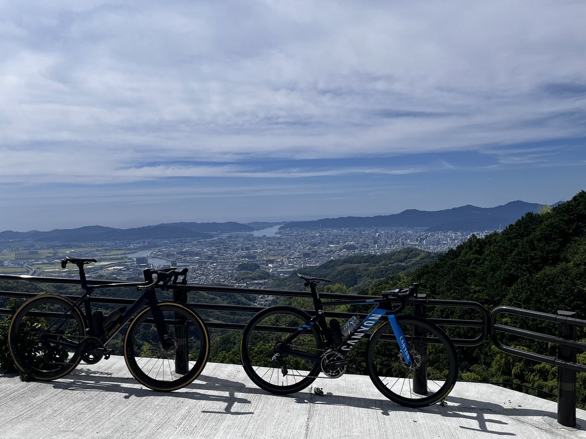 daichaso1108's tweet photo. フレッシュな学生も交えて工石山練／^o^＼
手前の正連寺で出し切ってしもて工石山は登り切るだけで精一杯やった0(:3 _ )～
正連寺は久しぶりに14分台に入って自己ベスト更新！ https://t.co/EvdnTMbUES