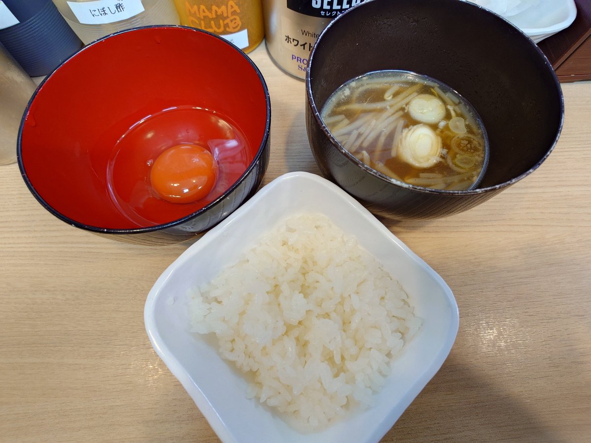 ama88101's tweet photo. 【北ノ醤油 チーホー】水道橋店
西の汁なし✨真っ赤卵
北ノ醤油ラーメンスープ一口ライス付き
仕事が暇なのでラーメン啜りに
レッツゴー１０４５着５番目
良〜く混ぜ混ぜくぅ～一口目から旨々👍🏻
真っ赤卵に絡め旨々👍🏻
煮干酢を回しかけ旨々👍🏻
追い飯最高👍🏻
ご馳走様でした🙏🏻
@kitano_chiho @susuru_tv https://t.co/PeJoL7WhnJ