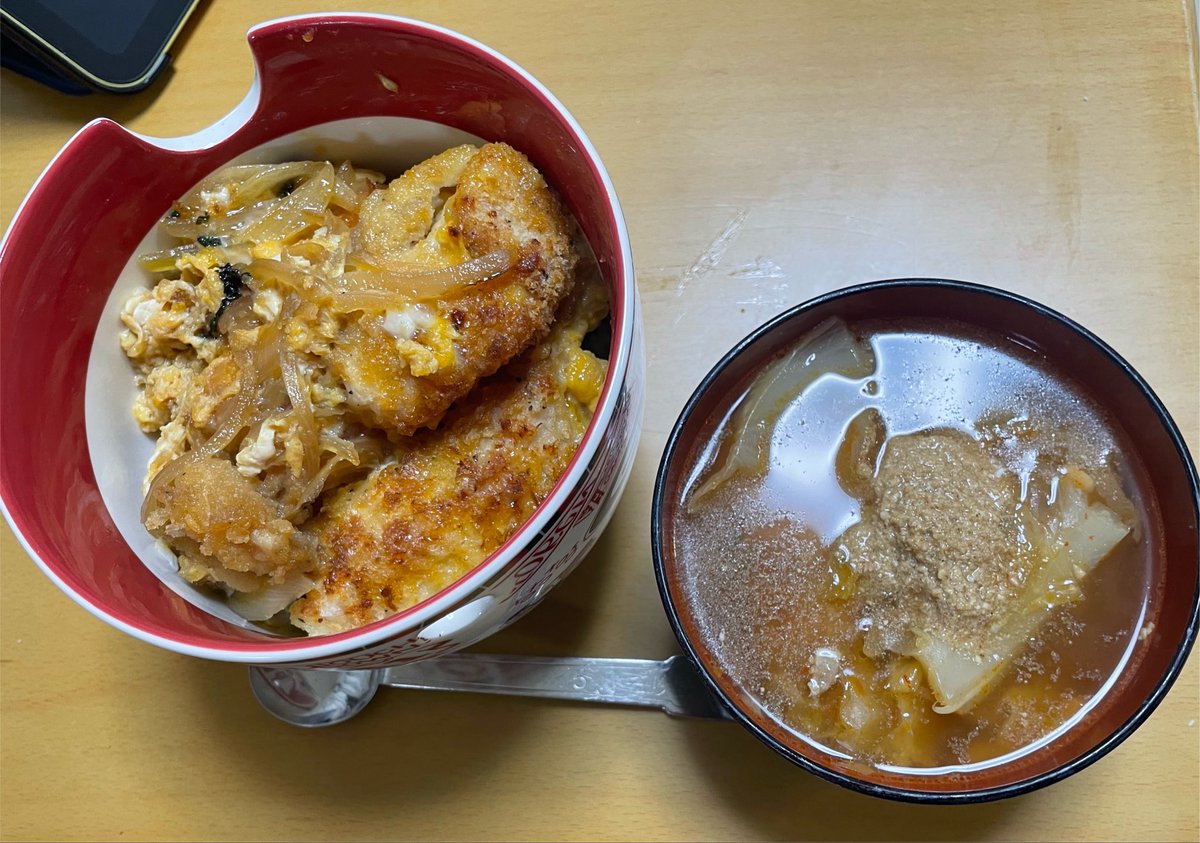 iiniku2nd's tweet photo. 鳥カツ丼🐔
英検準1級の勉強を親子でしているが内容が大人向けなのでいろいろ質問されて親も必死。今日のタイトルは「金本位制」
大恐慌がどう金本位制と関わってるの？って聞かれてふわっとした理解しか無かった自分は必死で調べる調べる🤣
1級や準1級ホルダーの小学生って英語以上に知識量凄そう… https://t.co/okNwwo5TxH