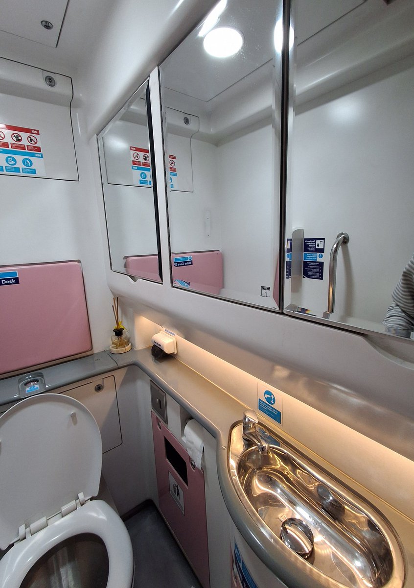 milkccrunch's tweet photo. betullll. aku bolak balik pulang naik kereta pun toiletnya selalu bersih dan wangi🥰 https://t.co/o7fpazpX7k
