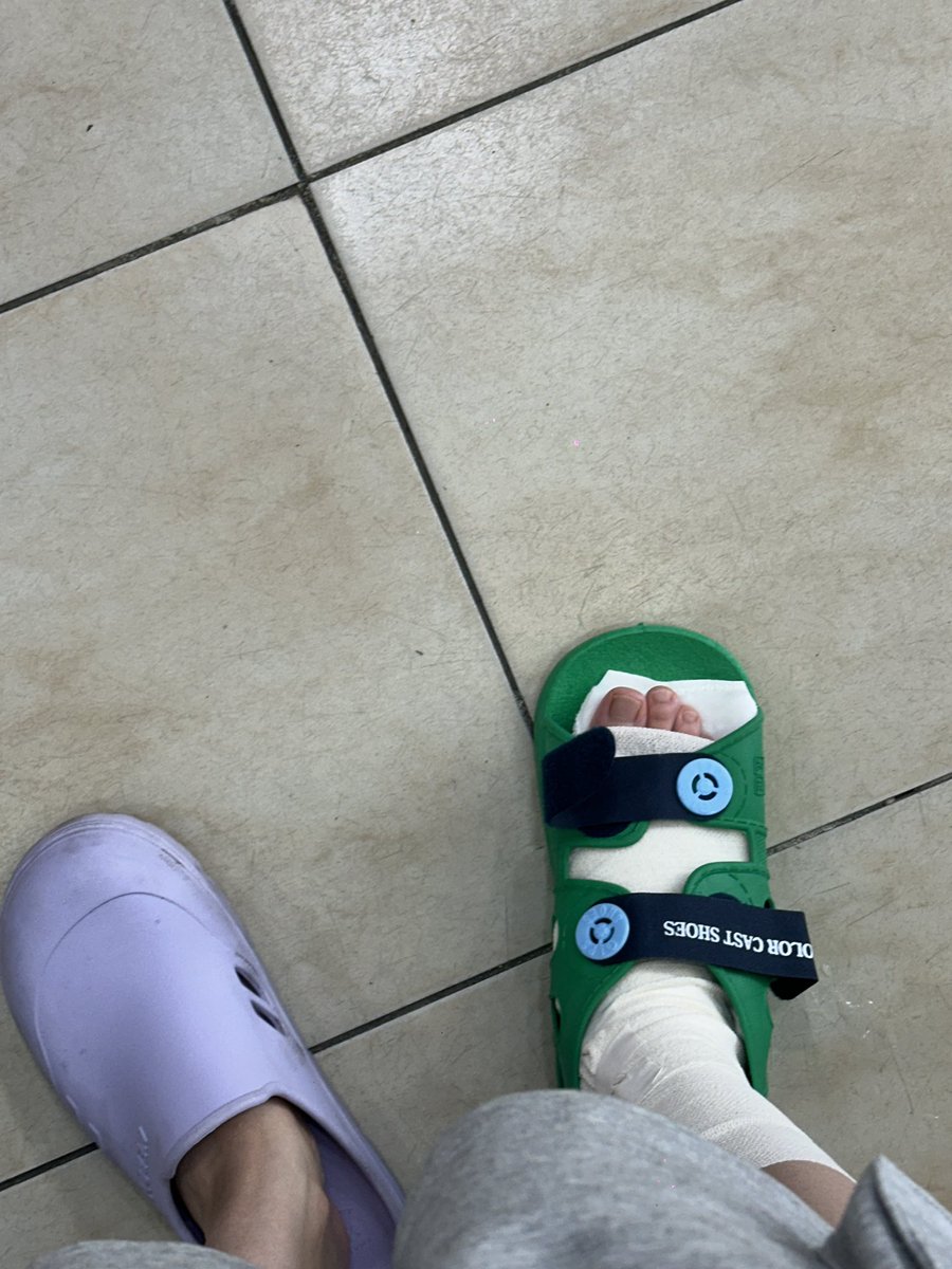 ginimisoon's tweet photo. 회사 이삿짐 옮기다가 골절됐다네요...... https://t.co/YkYbW02mEd