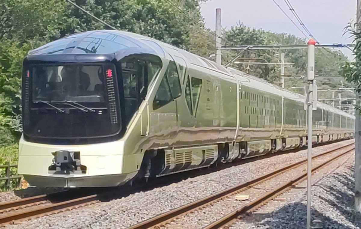 LP700_lambosan's tweet photo. TRAIN SUITE 四季島
長野1泊2日コース。
ご乗車の皆様、良い旅を。
運転士さん、ミュージックホーン有り難うございます🎶 https://t.co/u2RI6RQPuz