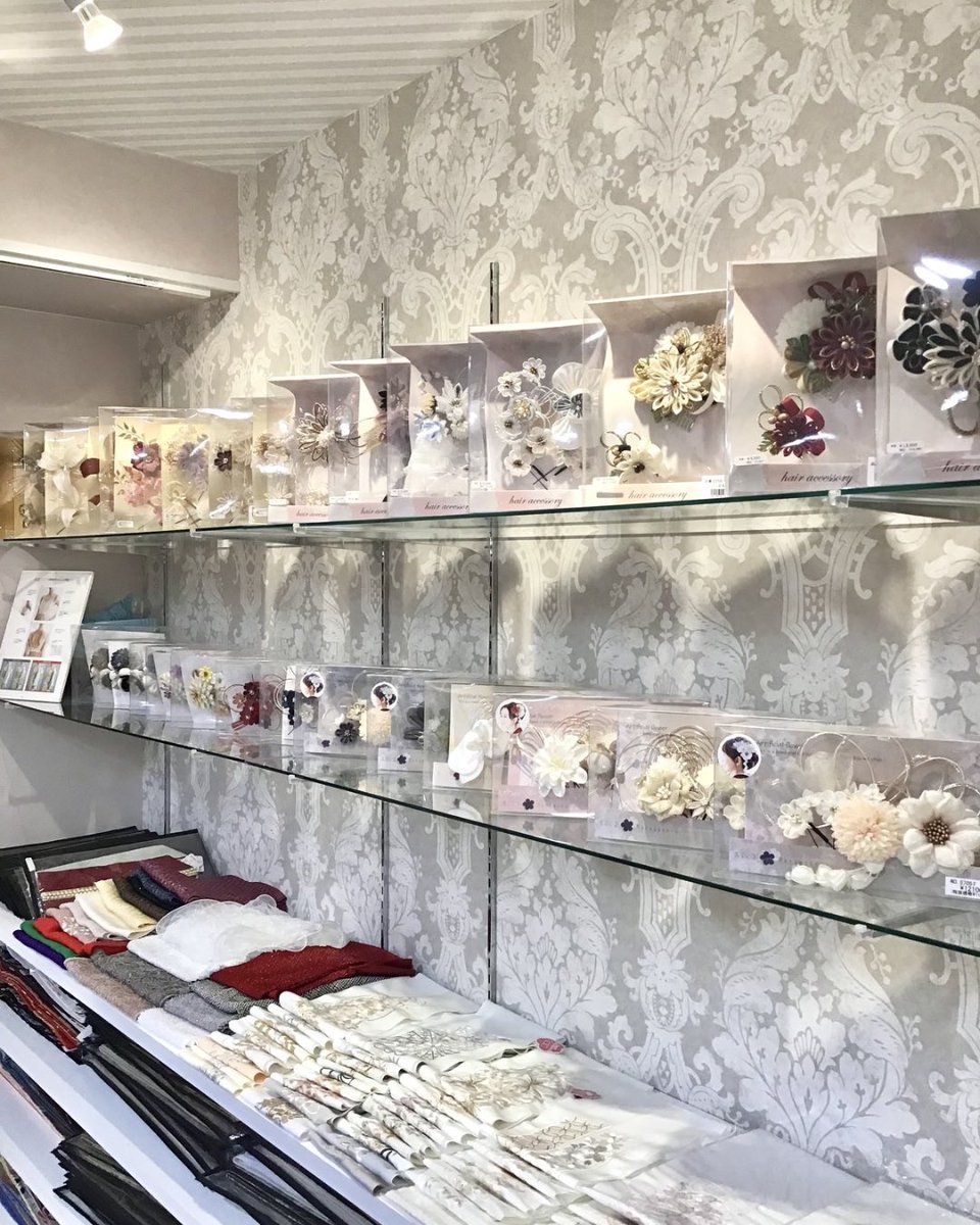 SendaiEli's tweet photo. 本日もジョイフル恵利仙台元気に営業中です✨

限定❗️お仕立て上がり振袖店内全品15万パック👘

袴は京都メーカー商品が本日から限定で試着できます💓

袴も振袖も狙い目な今がアツい😣❤️‍🔥
夏休みの間にぜひご試着してみてくださいね🍉 https://t.co/MqkmUfwUNg