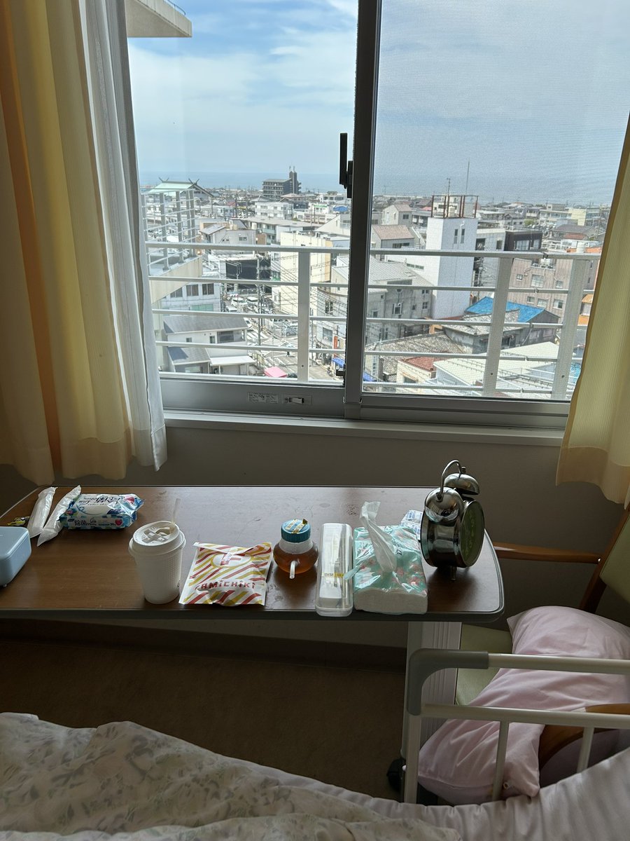 matsu_matsu7722's tweet photo. 病院🏥
おとんの顔見にきた☺️
今日も好きなホットコーヒー飲ませたら「美味しいわ」って喜んでた😚
コロッケ好きやから買ったよ
体重が36㌔から37㌔に少し増えてた😢 https://t.co/iilwmz9SDb
