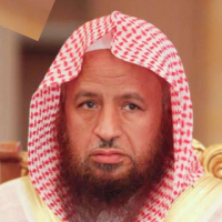 ALfalehaaa's tweet photo. مِن المعلوم أنّ معالي الشيخ صالح آل الشيخ ومعالي الشيخ عبد الكريم الخضير - حفظهما الله - مِن أكثر الناس عنايةً بالكتب قديمها وحديثها ونوادرها، ولعلّهما يَمتلكانِ أكبر المكتبات الخاصة في الوقت الحاضر، فالشيخ الخضير مثلًا عنده ثماني فِلَل خاصّة بالكتب، والشيخ صالح لديه مكتبة ضخمة جدًّا مليئة بالكتب والنوادر والمخطوطات .. وربما بَعضُنا لا يَعلم التنافس بينهما، والتسابق للحصول على نوادر الكتب ..
ومِن ذلك أنّ الشيخ الخضير كان مَرّةً في القصيم، وبلَغه مِن أحدهم أنّ لديه كتبًا نادرة وصلَت للتو، فقال الشيخ لابنه الشيخ أحمد: هيّا بنا للرياض الآن، فقال له: يا شيخ! هذا وقت غداء، لعلنا نذهب بعد العصر .. فقال الشيخ: الغداء على الطريق، توكّلنا على الله إلى الرياض .. فانطلقا مباشرة إلى صاحب المكتبة فاشترى الشيخ ما لديه مِن النوادر .. وبُعيد المغرب جاء الشيخ صالح لصاحب المكتبة لِمَا سَمِعه مِن وجود كتب نادرة لديه، فتفاجأ الشيخ بوجود الشيخ أحمد الخضير يُرتِّب النوادر المُشتراة في عدّة كراتين، وكان والده قد انصرف، فقال الشيخ صالح مُبتسِمًا: أليس الوالد في القصيم!
الشيخ صالح أتى على راحته للمكتبة؛ لأنّه كان يَعلم أنّ منافسَه في اقتناء النوادر في القصيم وليس في الرياض!
وهذا من التنافس المحمود بين أهل العِلْم والفضل.
حفظ الله الشيخيْن الفاضليْن، ونفع بهما وبِعِلْمهما، وأمَدّ في عُمرهما على طاعته.