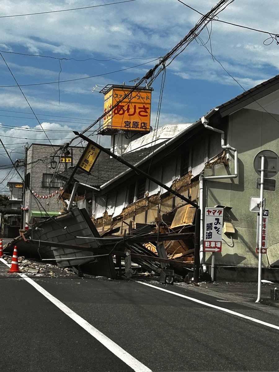UMA_NeWorld's tweet photo. 故郷に親戚やご友人もいるでしょう
安否が気になっても直接顔が見たくても
心配で心配でたまらなくても
行けないんです。

大臣や総理が動けば、現地のマンパワーがそちらの対応に割かれます
それであるなら、その時間を1秒でも多く、被災地支援に回して欲しいです。
まだまだ困っている人がいます。
小川、鏡、氷川町....八代市内。

まだ報道されてない場所もたくさんあります。