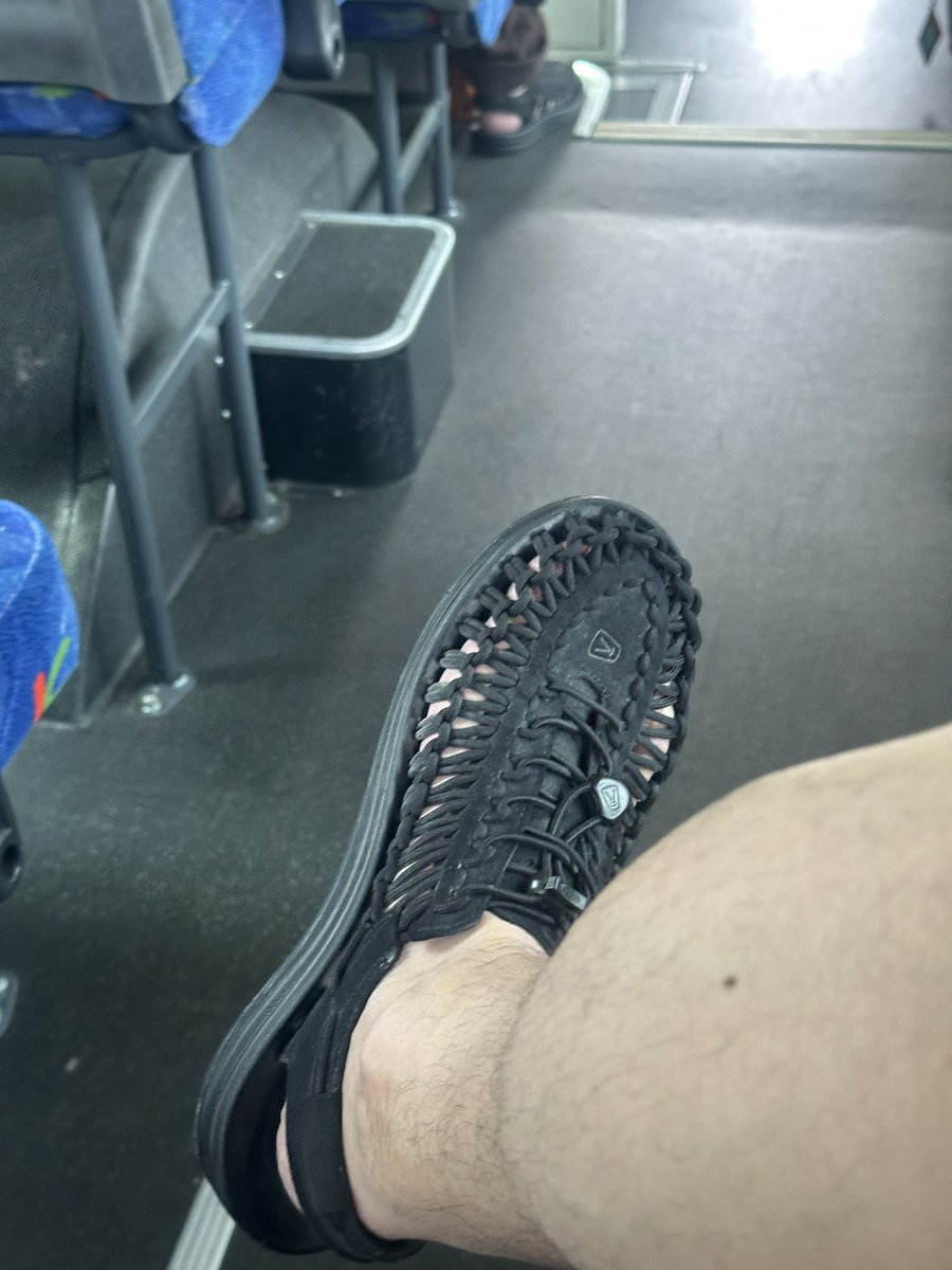kai486910's tweet photo. バス車内にて
20代イケメンとサンダルが一緒で少し嬉しい☺️ https://t.co/zSGEphIjCQ