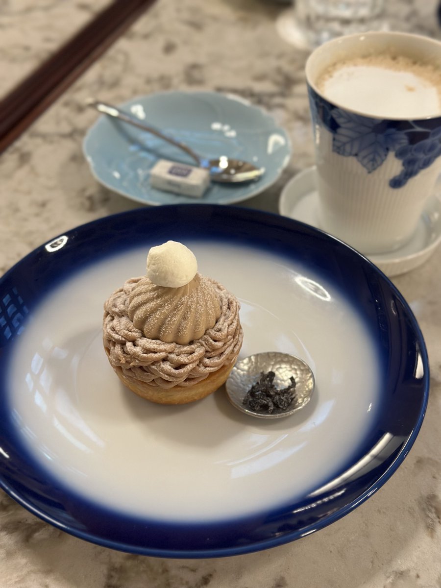 KKawasaki_'s tweet photo. 丸の内にある明治生命館のカフェ。平日14時、整理券制で3組待ち20分。館内を見ながら待とうと思ったら、無料なのに色々お部屋見せてくれて呼び出しも10分後くらいでした！とても素敵な空間でちょっとリッチなお茶が出来て大満足◎カフェ後にもう一度館内は見学しました😂大理石にアンモナイトいたよ💫 https://t.co/CwoTcP2mJN