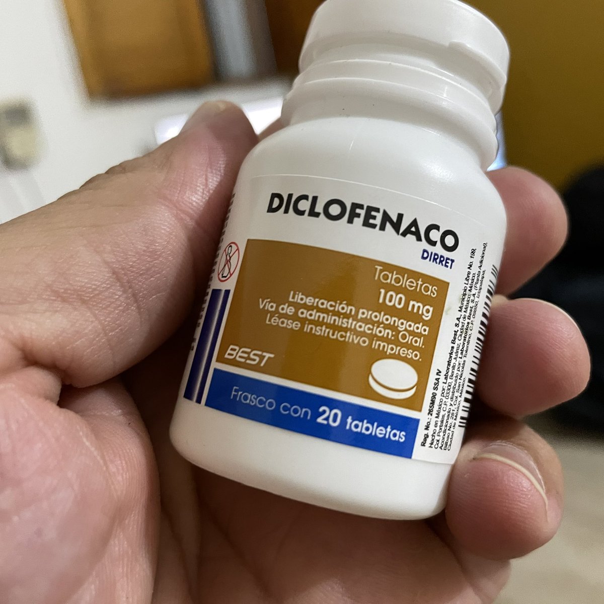 arturoforking's tweet photo. Me pegue un palo surfeando aca en México y fui a la farmacia y esto me costó 2 dólares. Me pareció demasiado barato, lleve 50 dólares. Ni idea cuanto cueste en Argentina. https://t.co/hW5HAjGUNB