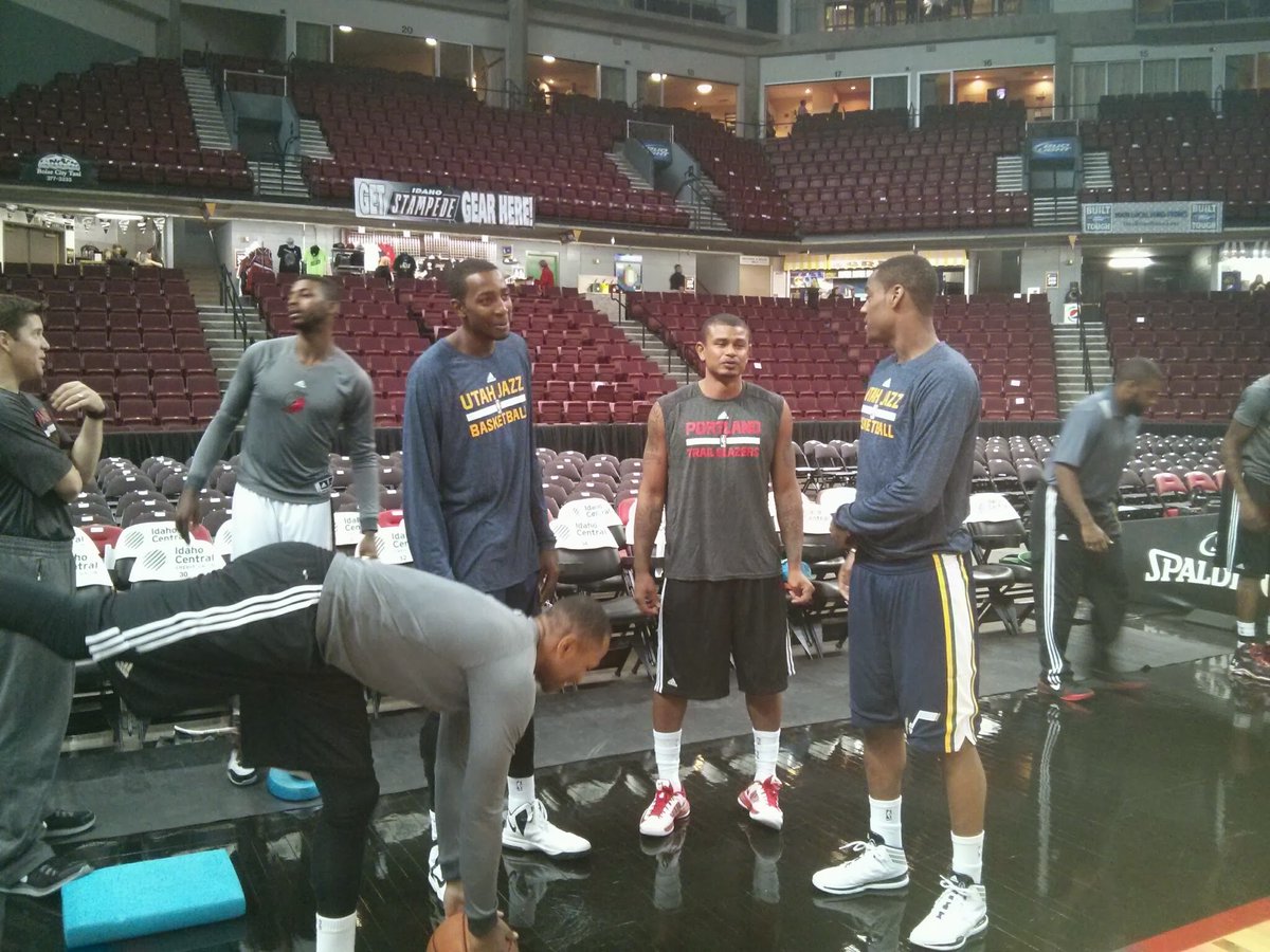 DLocke09's tweet photo. Earl, Alec and Jeremy with Dame before a game https://t.co/p7JArQK2pC