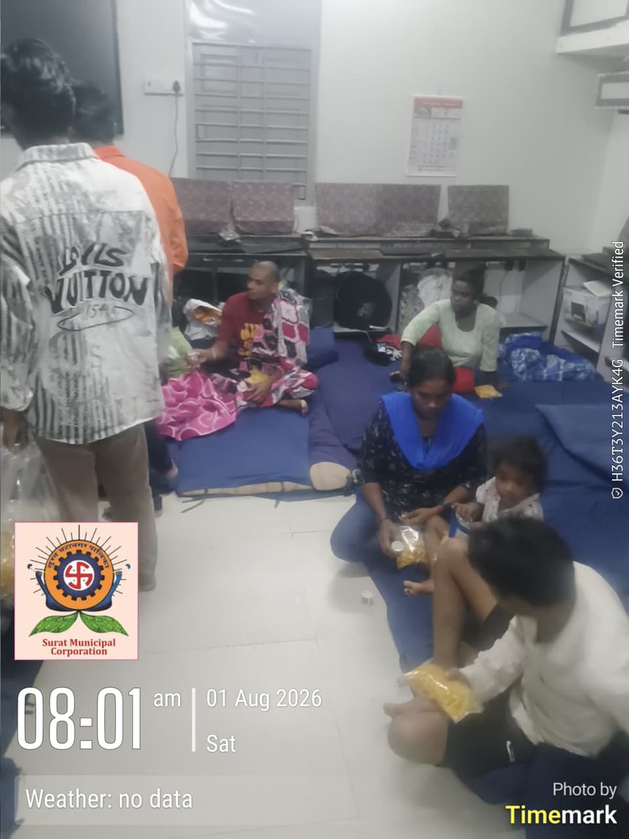 MySuratMySMC's tweet photo. રિલીફ સેન્ટરોમાં શહેરીજનોને જરૂરી સુવિધાઓ સાથે સતત સહાય.
ભારે વરસાદને પગલે સુરત મહાનગરપાલિકાના વિવિધ રિલીફ સેન્ટરોમાં સ્થળાંતર કરાયેલા શહેરીજનોને સવારે દૂધ તેમજ ફૂડ પેકેટનું વિતરણ કરવામાં આવ્યું.
Team SMC – 24×7 જનસેવામાં સમર્પિત.
#FoodDistribution #MilkDistribution #ReliefCentre #ReliefOperations #HeavyRain #MonsoonResponse #CitizenCare #EmergencyResponse #PublicService #CitizenSafety #SafeSurat #Surat #SMC #SuratMunicipalCorporation #TeamSMC @InfoSuratGOG