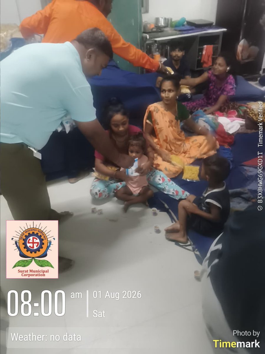 MySuratMySMC's tweet photo. રિલીફ સેન્ટરોમાં શહેરીજનોને જરૂરી સુવિધાઓ સાથે સતત સહાય.
ભારે વરસાદને પગલે સુરત મહાનગરપાલિકાના વિવિધ રિલીફ સેન્ટરોમાં સ્થળાંતર કરાયેલા શહેરીજનોને સવારે દૂધ તેમજ ફૂડ પેકેટનું વિતરણ કરવામાં આવ્યું.
Team SMC – 24×7 જનસેવામાં સમર્પિત.
#FoodDistribution #MilkDistribution #ReliefCentre #ReliefOperations #HeavyRain #MonsoonResponse #CitizenCare #EmergencyResponse #PublicService #CitizenSafety #SafeSurat #Surat #SMC #SuratMunicipalCorporation #TeamSMC @InfoSuratGOG