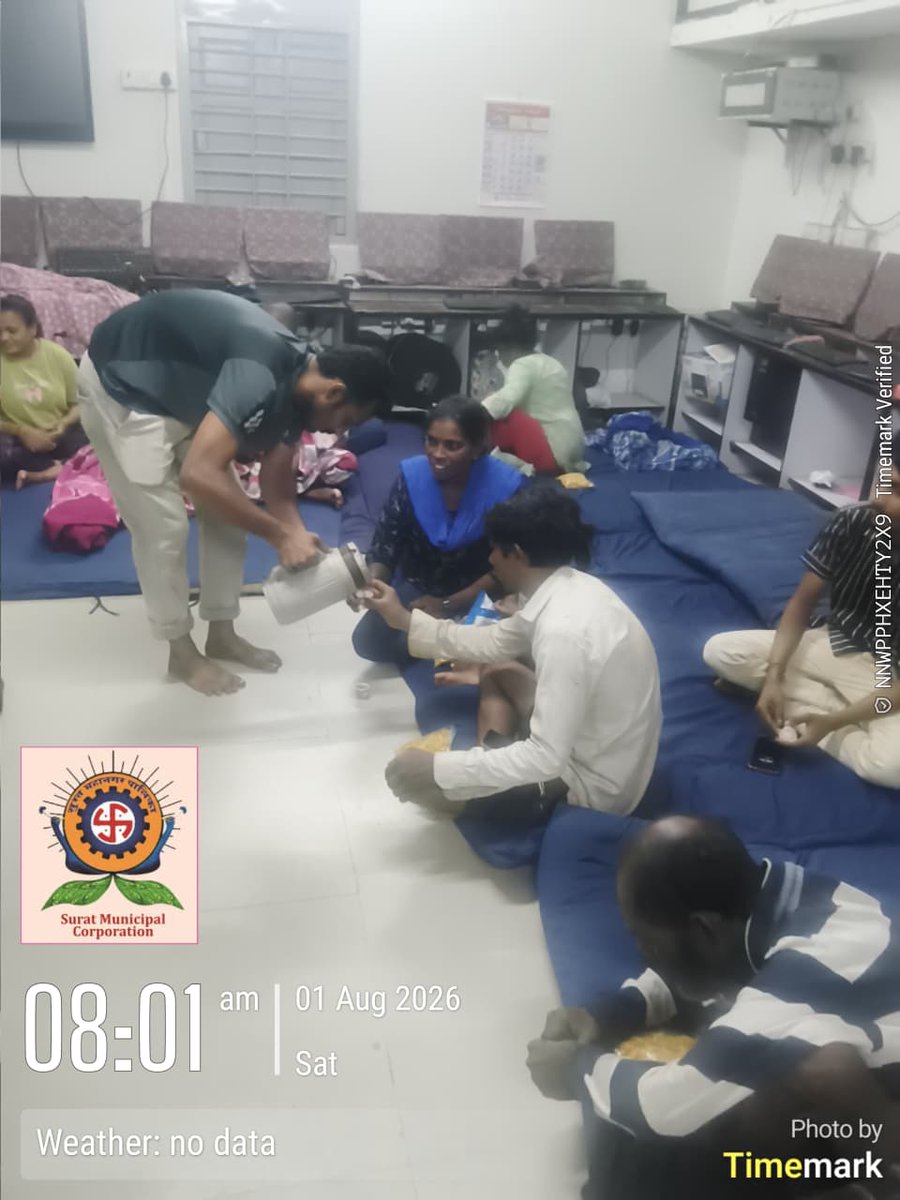 MySuratMySMC's tweet photo. રિલીફ સેન્ટરોમાં શહેરીજનોને જરૂરી સુવિધાઓ સાથે સતત સહાય.
ભારે વરસાદને પગલે સુરત મહાનગરપાલિકાના વિવિધ રિલીફ સેન્ટરોમાં સ્થળાંતર કરાયેલા શહેરીજનોને સવારે દૂધ તેમજ ફૂડ પેકેટનું વિતરણ કરવામાં આવ્યું.
Team SMC – 24×7 જનસેવામાં સમર્પિત.
#FoodDistribution #MilkDistribution #ReliefCentre #ReliefOperations #HeavyRain #MonsoonResponse #CitizenCare #EmergencyResponse #PublicService #CitizenSafety #SafeSurat #Surat #SMC #SuratMunicipalCorporation #TeamSMC @InfoSuratGOG