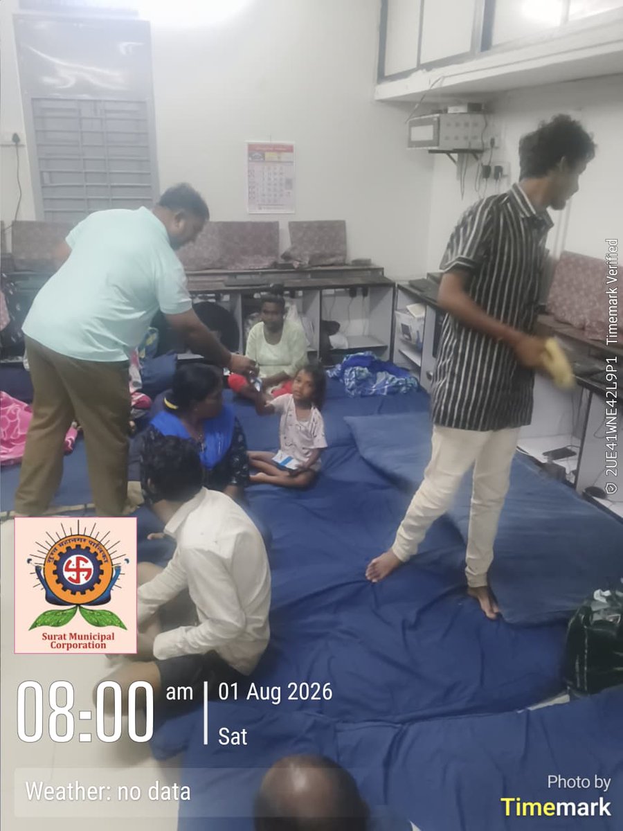 MySuratMySMC's tweet photo. રિલીફ સેન્ટરોમાં શહેરીજનોને જરૂરી સુવિધાઓ સાથે સતત સહાય.
ભારે વરસાદને પગલે સુરત મહાનગરપાલિકાના વિવિધ રિલીફ સેન્ટરોમાં સ્થળાંતર કરાયેલા શહેરીજનોને સવારે દૂધ તેમજ ફૂડ પેકેટનું વિતરણ કરવામાં આવ્યું.
Team SMC – 24×7 જનસેવામાં સમર્પિત.
#FoodDistribution #MilkDistribution #ReliefCentre #ReliefOperations #HeavyRain #MonsoonResponse #CitizenCare #EmergencyResponse #PublicService #CitizenSafety #SafeSurat #Surat #SMC #SuratMunicipalCorporation #TeamSMC @InfoSuratGOG