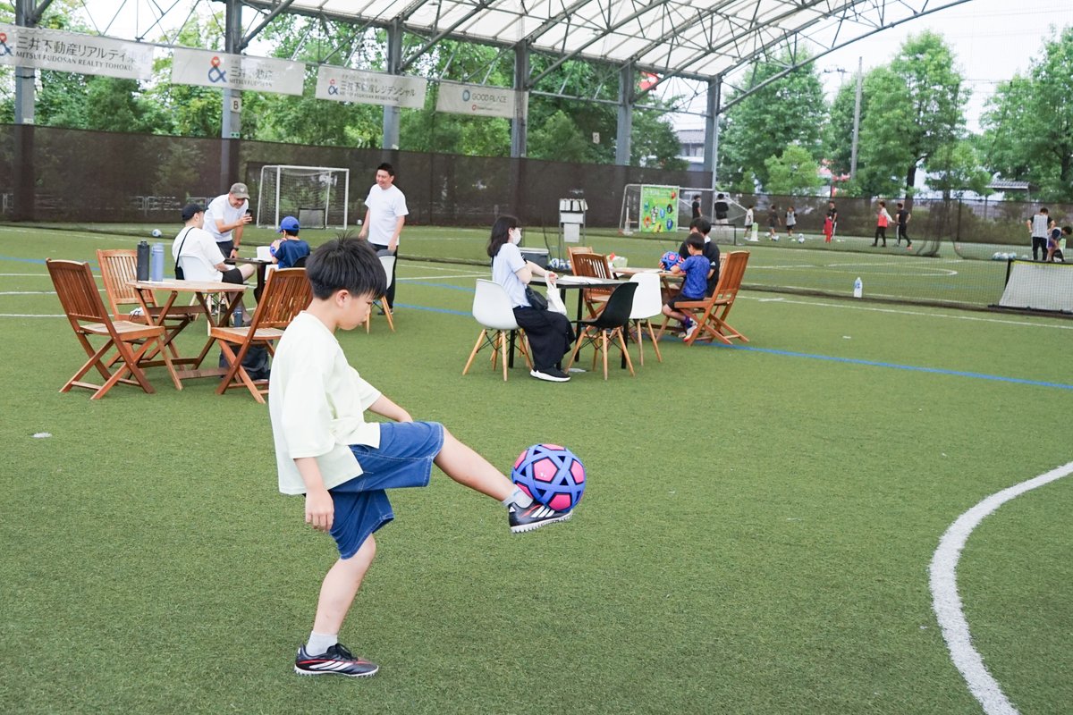 MIFA_FP_SENDAI's tweet photo. 【MIFA FP仙台「夏休み体験ワークショップ presented by molten」開催中⚽️】
「MIFA FP×molten」のイベントを開催中☀️
親子で「組み立て式サッカーボール」を作ったり、ボールを蹴って遊べるエリアでたくさん楽しんでいます！
開催時間は10時-18時⚽️当日参加OKです！
ぜひご来場下さい♪
#MIFA #molten https://t.co/GIO8JdIHKz