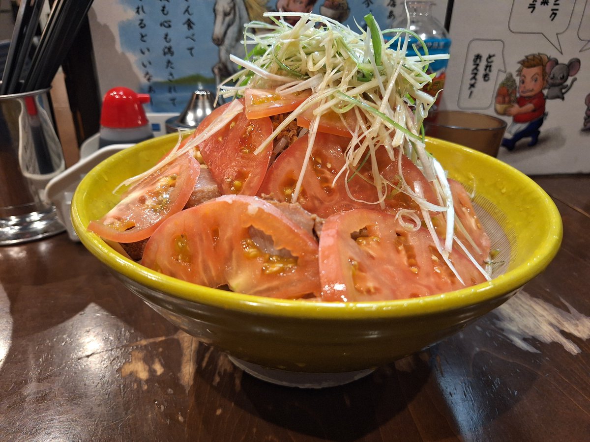 tallmanhide's tweet photo. 麺屋 歩夢さん@淵野辺

塩の冷やし(大)、🍅W、ショウガ、ネギ

今年の塩の食べ納めになるのでシンプルに🍜
冷やしシリーズのサッパリ担当は暑い日にこそ似合う味😋

でも、やっぱり魚粉入れればよかったかなぁ🐟️ https://t.co/ux2QnijFr4