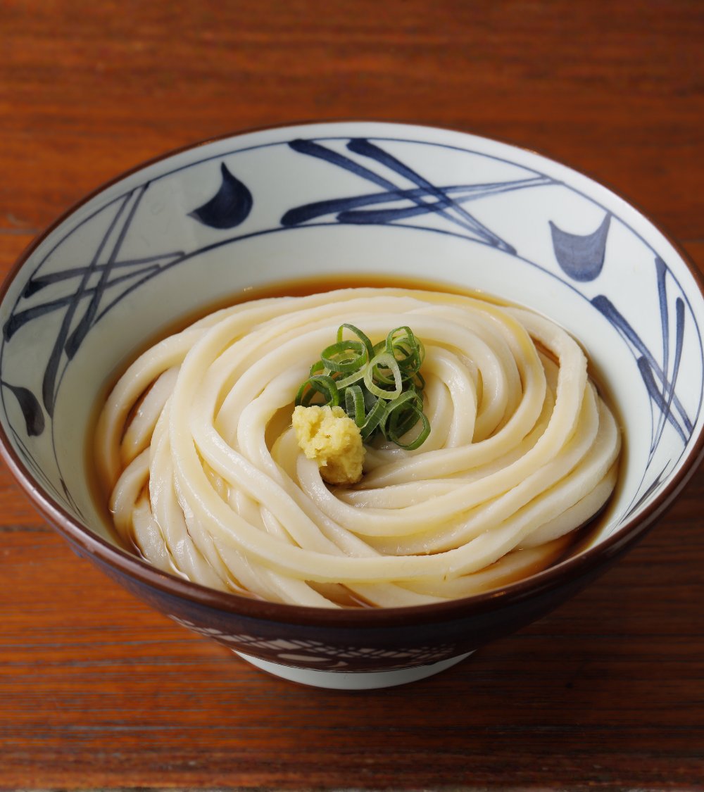 UdonMarugame's tweet photo. #ぶっかけうどん は、アレンジを楽しむのも醍醐味のひとつ✨
打ち立てのうどんに少し濃いめのぶっかけだしが絡む、シンプルな一杯なので、アレンジが自由自在。
丸亀製麺では全8種類の無料薬味・トッピングをご用意しています。ぜひ、お気に入りの組み合わせを見つけてみてください！ #丸亀製麺 https://t.co/kGvAon37Zz