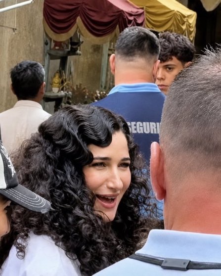 esposhahn's tweet photo. No puede ser lo hermosa que es ella y lo horrenda que es esa peluca quien está haciendo la dirección de arte podría mandarse algunos mails con la de agatha https://t.co/I4S2ekI9PR