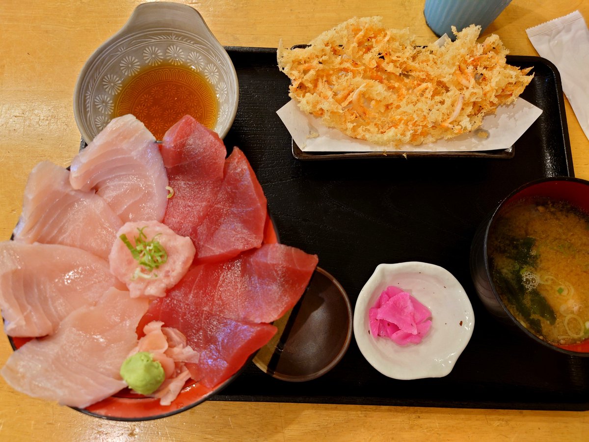 utukiryo's tweet photo. 安直だけど清水に来たので、まぐろと桜えびのかき揚げ、に、アジフライを追加
ほー、いいじゃないかいいじゃないか
お値段はそれなりにしたけど、それも含めて旅行の醍醐味 https://t.co/BkcmeZlX9u