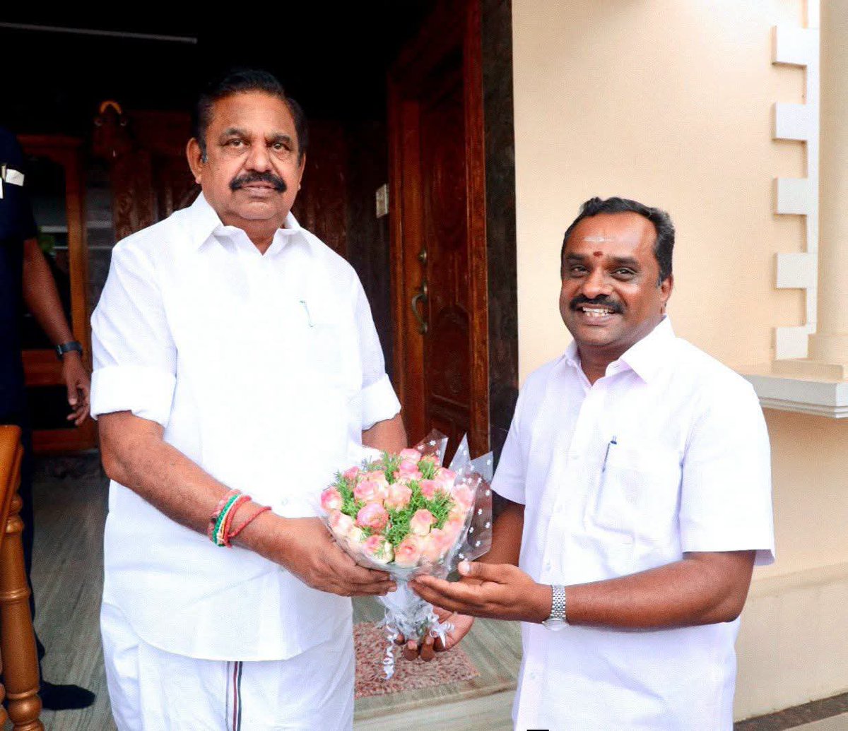 Dhanaakutty1's tweet photo. திமுகவில், ஈரோடு மத்திய மாவட்டப் பொறுப்பாளர் தோப்பு வெங்கடாச்சலம் நீக்கம் - செய்தி

பெருந்துறை & பவானி சட்டமன்றத் தொகுதிகளை உள்ளடக்கியது இம்மாவட்டம். 

மீண்டும் அதிமுகவில் தோப்பு என்ற செய்தி உறுதியாகிறதான்னு தெரில. பெருந்துறைல இடைத்தேர்தல் வேற வருகிறது. என்னவோ நடக்குது அங்கிட்டு. 

இதே தான் புதுக்கோட்டை மற்றும் கரூர்லயும் நடக்கிறது. கிட்டத்தட்ட ஆக்டிவ்வா இல்லாமலிருந்த, கரூர் புதுக்கோட்டை மாவட்ட பழைய அதிமுக தொண்டர்கள் நிர்வாகிகள், சும்மா ஜம்முனு ஆக்டிவ் ஆகி, களத்தில் பம்பரமாய்ச் சுழல்கிறார்கள். 

இடைத்தேர்தலே அறிவிக்கப்பட்டு விட்டதைப் போல வேலைகள் மும்முரமாக நடைபெறுகிறது. வேட்பாளர் தேர்வு வரை பொதுச் செயலாளரும் விவாதம் நடத்தியுமுள்ளார். 

துரோகிகளான, இரண்டு வி.பா-க்களும், வீழ்த்தப்படனும்ன்னு அந்தந்த மாவட்ட பழைய அதிமுக தொண்டர்களும் நிர்வாகிகளும் ஆக்ரோஷத்தோடு களத்தில் களமாடுகிறார்கள். 

இதுவரை கிடைத்த வெற்றி, அண்ணாதிமுகவினால் தான் கிடைத்ததேயன்றி, இந்த இரண்டு வெண்ணை வி.பா-க்களால் வரவில்லை என்பதை நிரூபிக்க வேண்டிய தேவை நமக்கிருக்கிறது. 

ஒவ்வொரு அண்ணாதிமுக தொண்டனும், இந்த இரண்டு துரோகிகளின் தோல்வி முகத்தைக் கண்டு ரசிக்க வேண்டும். 

பந்தயம் அடிச்சிடனும் ப்ரோ. 🔥🔥🔥