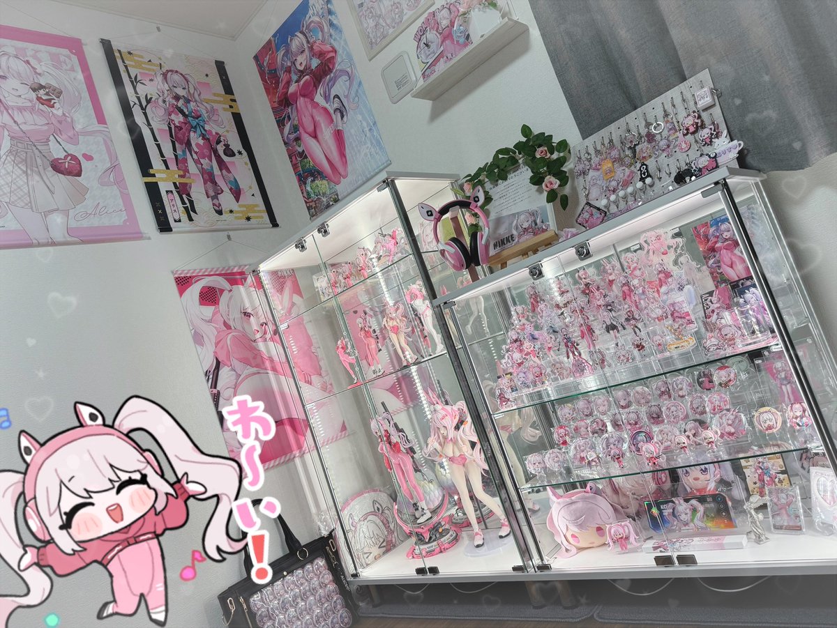 ars_nikke's tweet photo. 前回より結構変わったのでアリス部屋更新します🐰✨
実は最近この部屋が自分の寝室になって眺めながら寝れて幸せな毎日です🥰
痛バの方はほぼ完成しているのでアリスがいるイベント情報待ってます₍ ᐢ. ̫ .ᐢ ₎ https://t.co/Ata15uc2ch