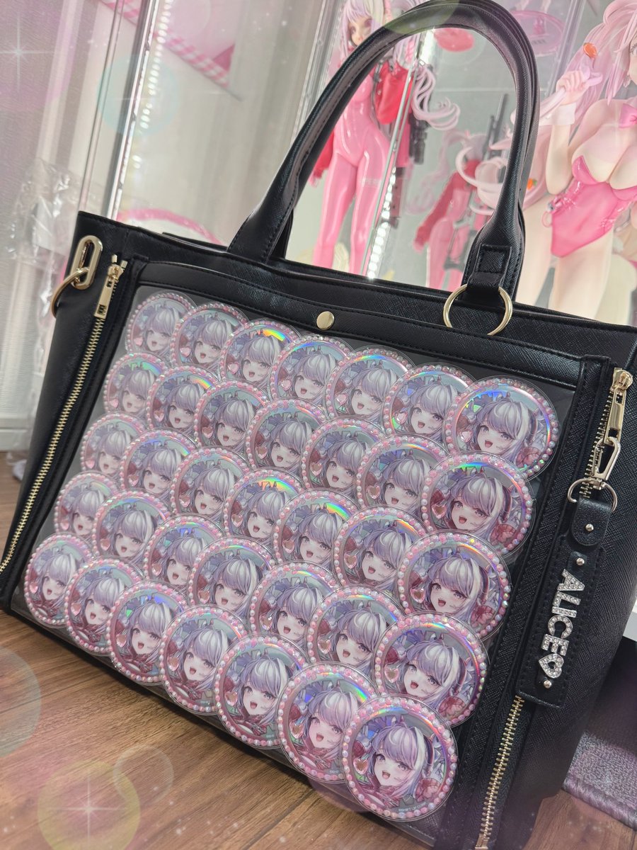 ars_nikke's tweet photo. 前回より結構変わったのでアリス部屋更新します🐰✨
実は最近この部屋が自分の寝室になって眺めながら寝れて幸せな毎日です🥰
痛バの方はほぼ完成しているのでアリスがいるイベント情報待ってます₍ ᐢ. ̫ .ᐢ ₎ https://t.co/Ata15uc2ch