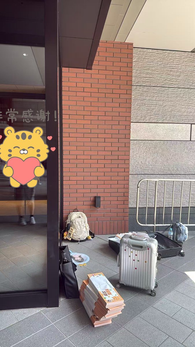 KIMCHAEWON_CN's tweet photo. 配布スタートしました！今は地図の場所（会場方面の歩道橋下、BAYDECK横）です。どんどん受け取りに来てください～よろしくです！※移動するときはまたお知らせします。 https://t.co/E3JVL83ALU