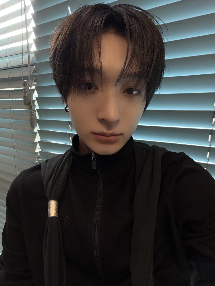 LEEDHS2's tweet photo. 지금 8월에, 매일이 폭염주의본데 이동화 아우터 실화임? https://t.co/rUUIBw1cyB