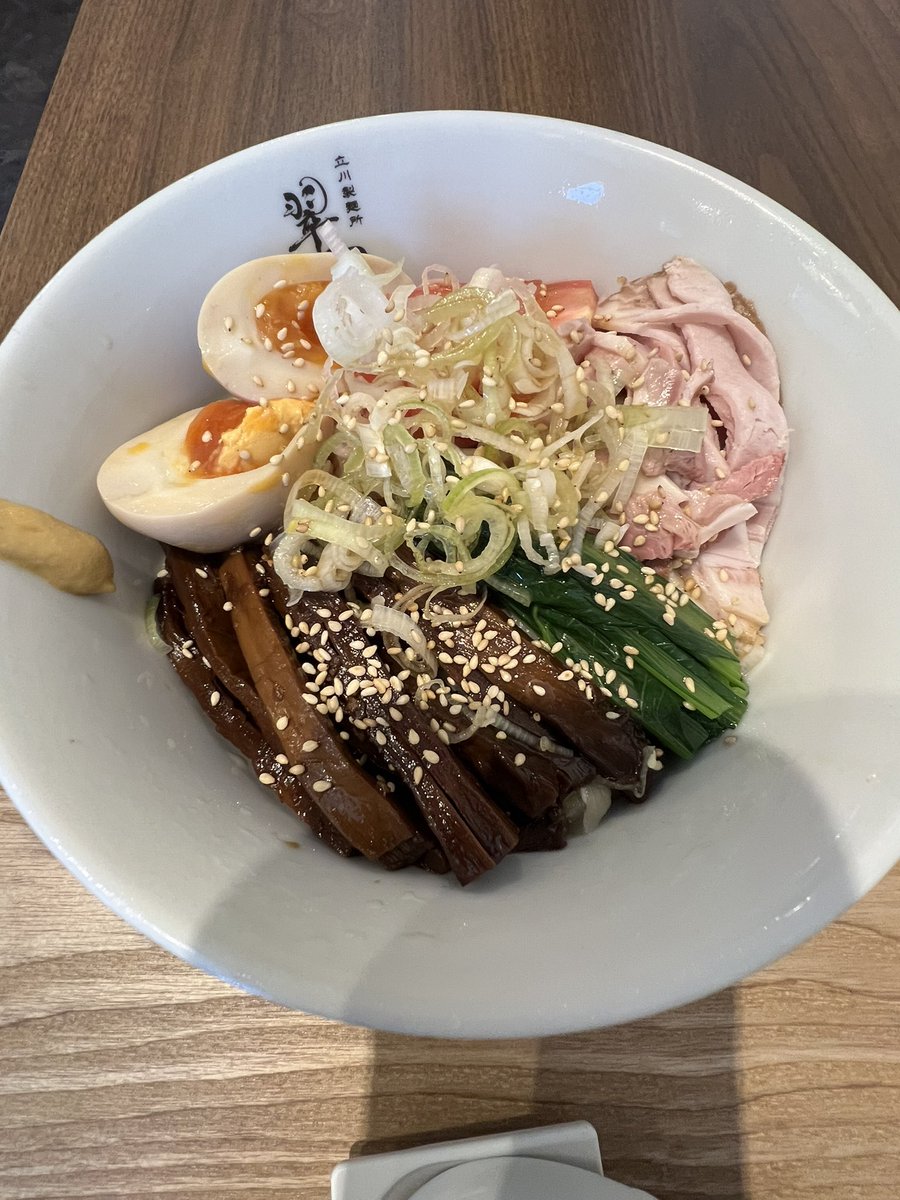 mori70gk's tweet photo. 立川製麺所 翠空 ＠立川市錦町
"期間限定" 冷やし中華(醤油)🍜
tp.メンマ

【冷やし中華やってます】訪問🎊
冷水〆の自家製平打ちピロピロ麺
黒酢の酸味が効いたマイルド醤油ダレ
夏にふさわしいサッパリで激旨です💓
辛子高菜を投入してピリ辛に🌶️
Neo冷やし中華！大満足の完食です🈵
#立川 #ラーメン https://t.co/i8IUccNhTj