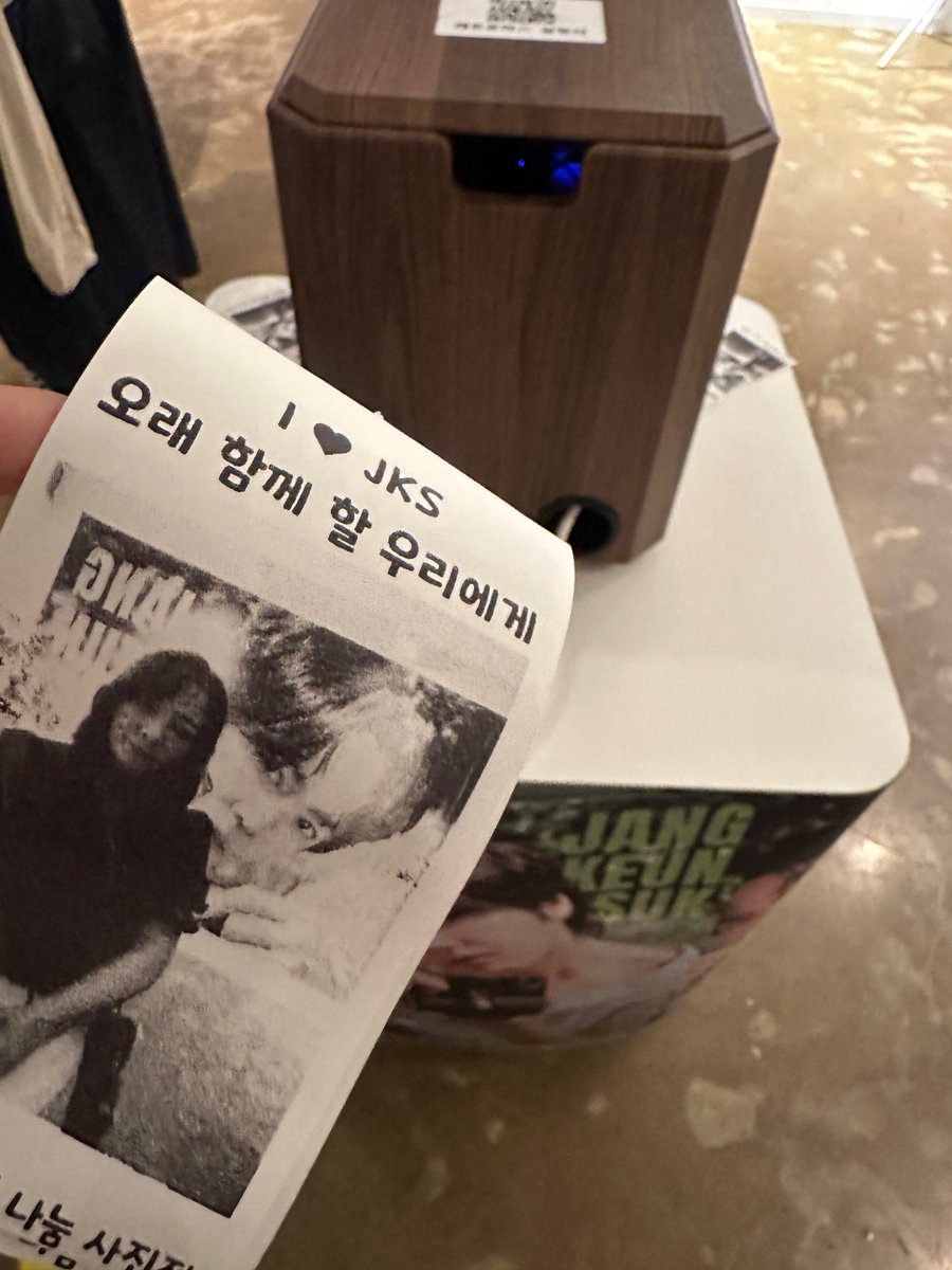 ayaya_JKS's tweet photo. 今年は入ってすぐ席に座るとグンちゃんの横断幕と自動でプリント写真が撮れる！

#장근석 #チャン・グンソク
#分かち合い写真展 https://t.co/QJ2tsrVLoM