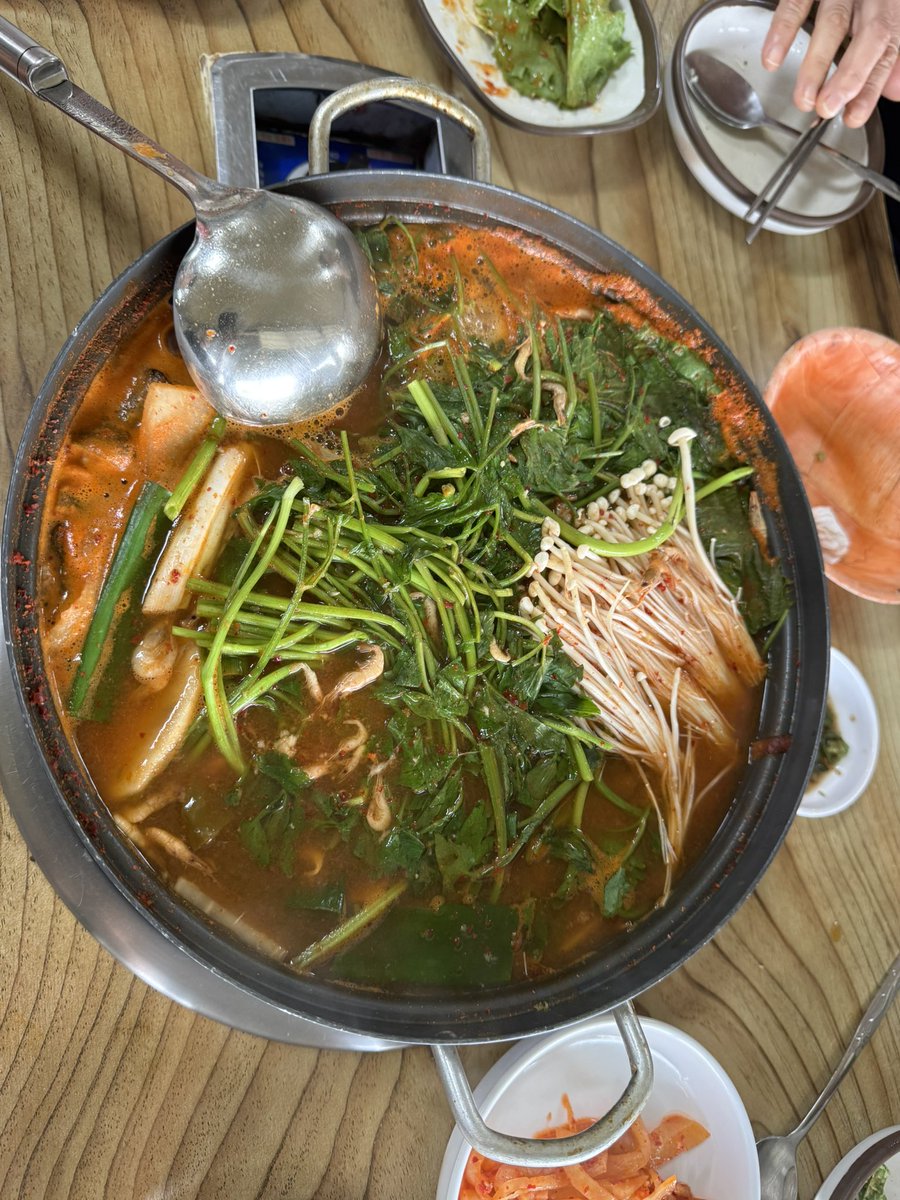 North_BanDaLgoM's tweet photo. 이모 생신이라 이모부까지 모시고 백운 호수에서 메기 매운탕 먹으러 왔다. 메기 매운탕과 미나리전. 
오늘은 내가 사드려야지. https://t.co/PCALQKAQbR