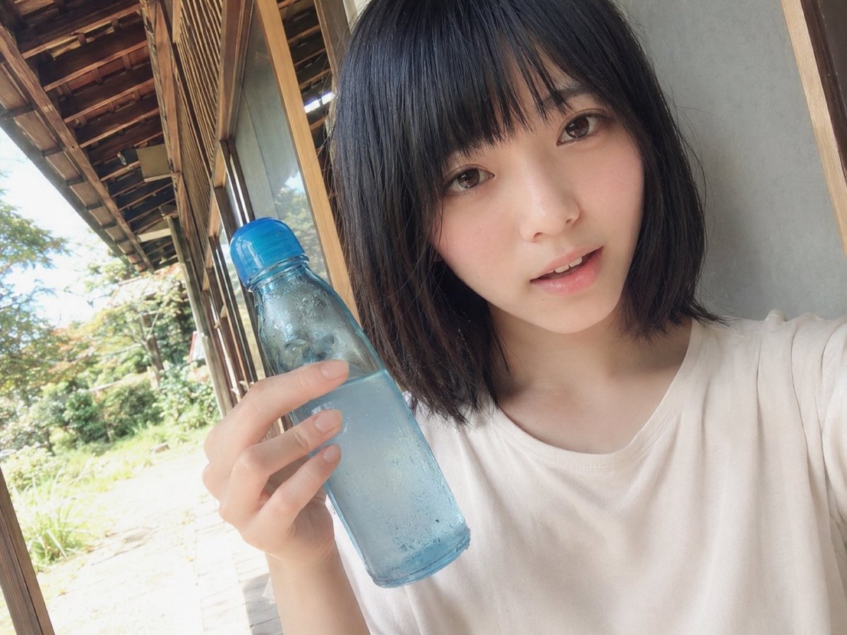 AlmostSometime_'s tweet photo. 知らないうちに体重が52から43になってて、さすがにと思って田舎にきた
生きてるだけで褒めてくれるような風も吹くからすきだし、
ここにいる理由は訊かれないけどラムネを持たされて、いまこれ
#女装 https://t.co/KvZdsP8Mgg