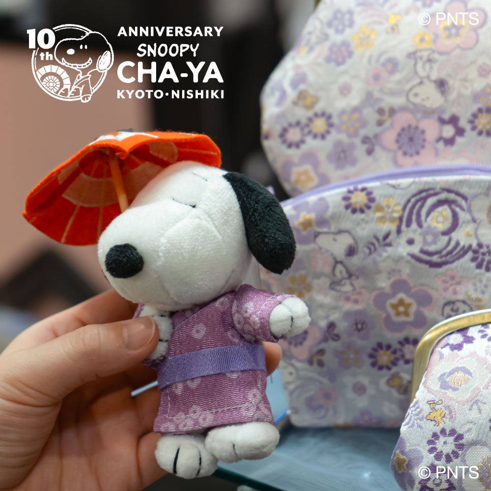 Snoopy_chaya's tweet photo. 本日8月1日(土)より #SNOOPY茶屋 京都・錦店の開店10周年を記念して新商品やノベルティ、記念メニューなどがスタート！

一部ご紹介♪

京都・錦店10周年記念[漆黒のスヌーピーやき]はテイクアウト限定で販売。
2F #WOODSTOCKNEST にはイートインスペースもあり、ちょっとした休���にもおすすめです♪

さらに、10周年を機に、錦市場にゆかりを持つ画家：伊藤若冲の作品と、PEANUTSのアートがコラボレーションした特別なデザインの商品も登場！
今の時期にぴったりな竹うちわや、コレクションしたくなるアイテムなどをご用意しています。
そのほかにも、京和傘を持ったかわいいスヌーピーのマスコットや、錦市場の魅力をぎゅっと詰め込んだ新商品が盛りだくさん♪

そしてご来店いただいた際は、10周年を記念した来店記念スタンプもお忘れなく！

皆さまのご来店を心よりお待ちしております。

#snoopy #peanuts #スヌーピー茶屋 #錦店 #10周年 #スヌーピーグッズ #史努比 #花生