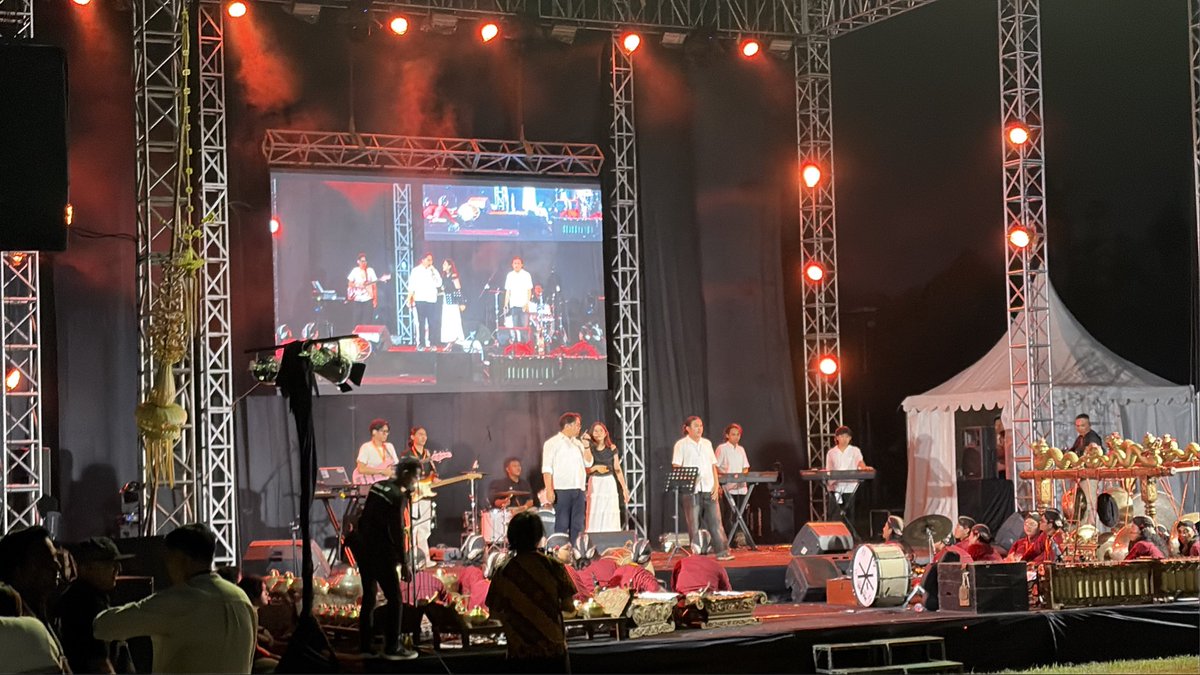 JordanMGlassman's tweet photo. What a treat to celebrate the Feast Day of St. Ignatius at #WUJA2026! We kicked off the day with a beautiful Mass, followed by a series of thoughtful reflections on Ignatian faith and leadership in a fractured world. Afterward, we enjoyed a magnificent tour of Borobudur Temple and concluded the evening with an incredible dinner and celebration at De Britto College. 

The students at De Britto were truly impressive and very gracious hosts!