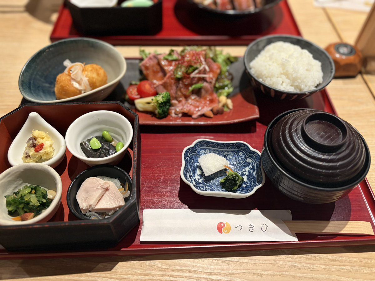 bitpip_'s tweet photo. 今日のランチ、完全に勝ち組だった…😍
つきひさんの定食がこれ。

見た目からして本気出してるし、味も全部うますぎて完食コース🍚✨

特にあの肉…語彙力なくなった🤤
みんなの今日の昼ごはん、見せて？
（比較して優越感に浸りたいだけ）

#ランチ #定食 #ごはん好きと繋がりたい https://t.co/L0UAy5Zu4G