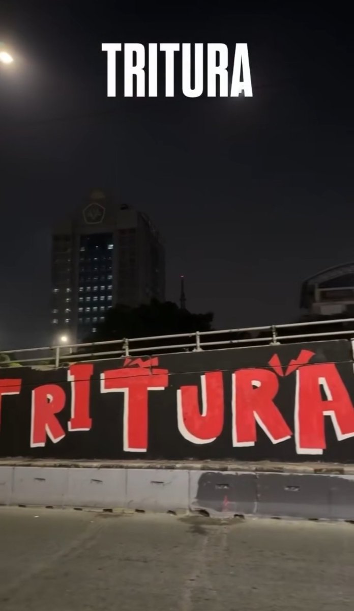 bismillahyuk_'s tweet photo. TRITURA.

Agustus, bulan perlawanan.

Nice kick-off, untuk menandai bulan dimulainya gerakan perlawanan terhadap rezim.

Terima kasih Mahasiswa Trisakti! YOU GUYS ARE ROCK! 🔥 https://t.co/rateIBPRBU