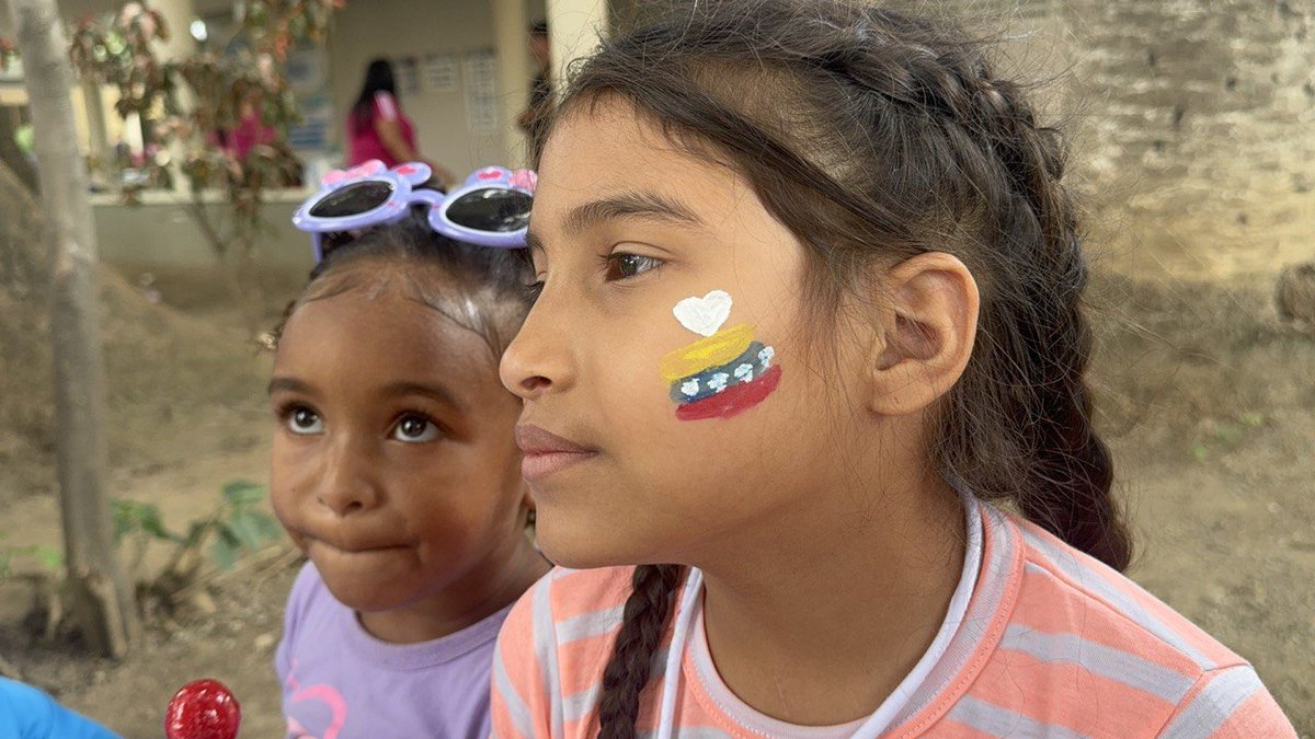 CGRVenezuela's tweet photo. La actividad estuvo liderada por la Vicepresidencia Sectorial de Cultura y Comunicación junto a la Fundación Imprenta de la Cultura. En ella, los niños y niñas protegidos disfrutaron de dinámicas diseñadas para descubrir la vida y trayectoria del Libertador Simón Bolívar.

2/4 https://t.co/X8m8QzZIzZ