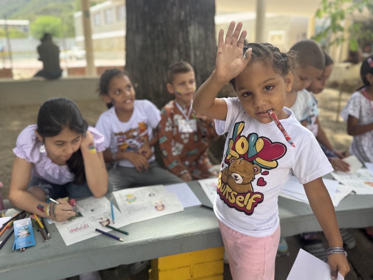 CGRVenezuela's tweet photo. La actividad estuvo liderada por la Vicepresidencia Sectorial de Cultura y Comunicación junto a la Fundación Imprenta de la Cultura. En ella, los niños y niñas protegidos disfrutaron de dinámicas diseñadas para descubrir la vida y trayectoria del Libertador Simón Bolívar.

2/4 https://t.co/X8m8QzZIzZ