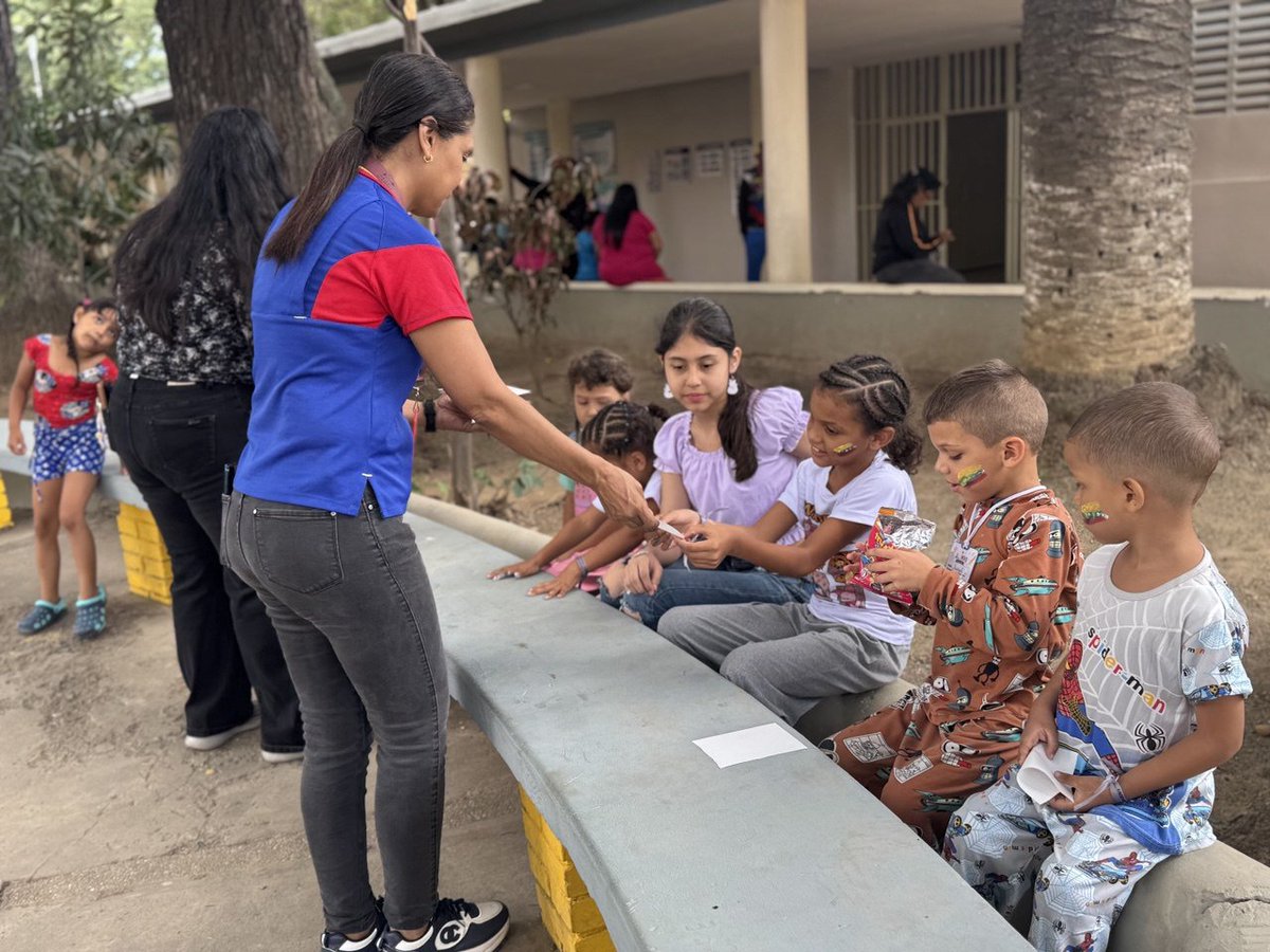 CGRVenezuela's tweet photo. La actividad estuvo liderada por la Vicepresidencia Sectorial de Cultura y Comunicación junto a la Fundación Imprenta de la Cultura. En ella, los niños y niñas protegidos disfrutaron de dinámicas diseñadas para descubrir la vida y trayectoria del Libertador Simón Bolívar.

2/4 https://t.co/X8m8QzZIzZ