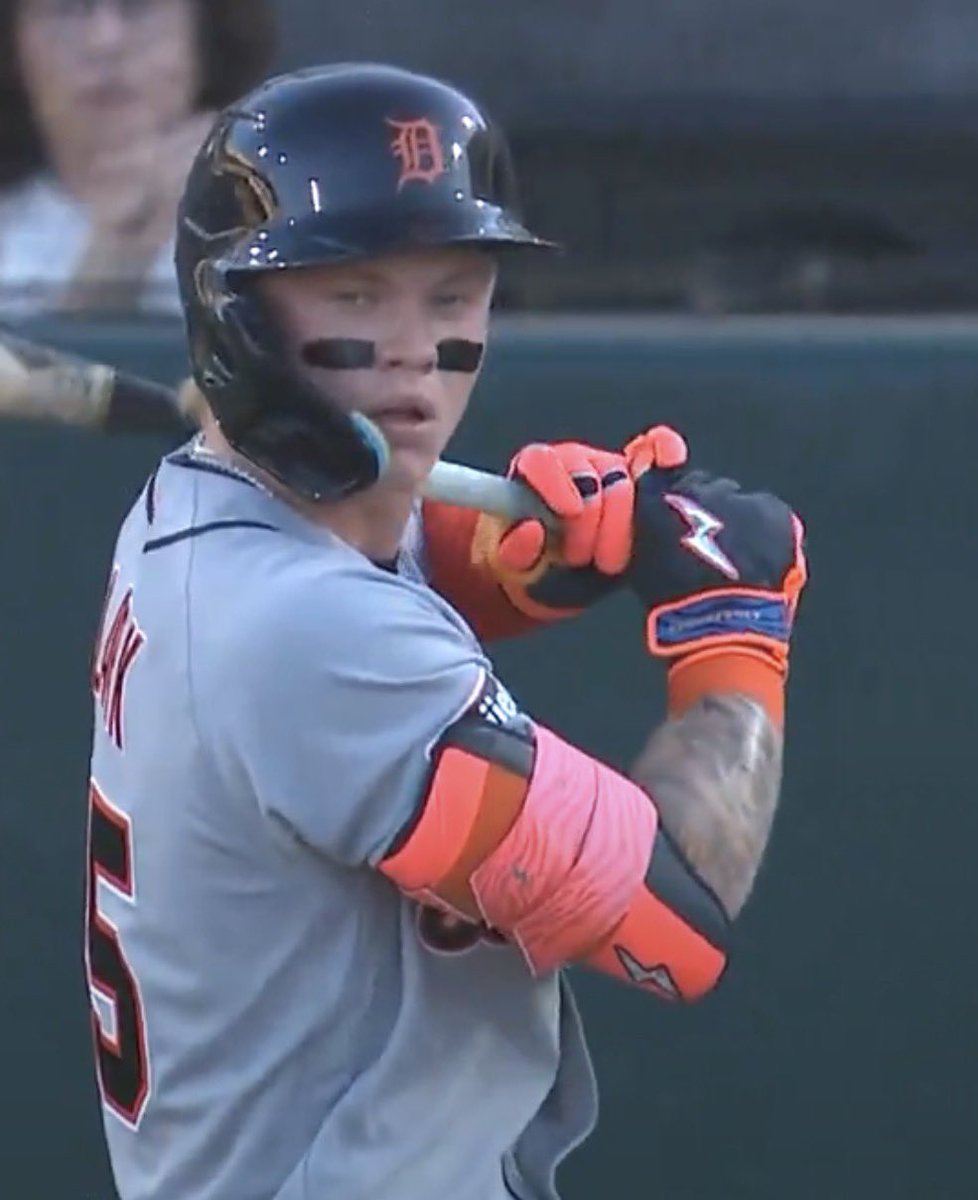 fuzzyfromyt's tweet photo. I’m seeing more and more mlb hitters going with the interlocking golf grip instead of the traditional grip

Here’s Max Clark in his debut today https://t.co/92eKIIfCAj
