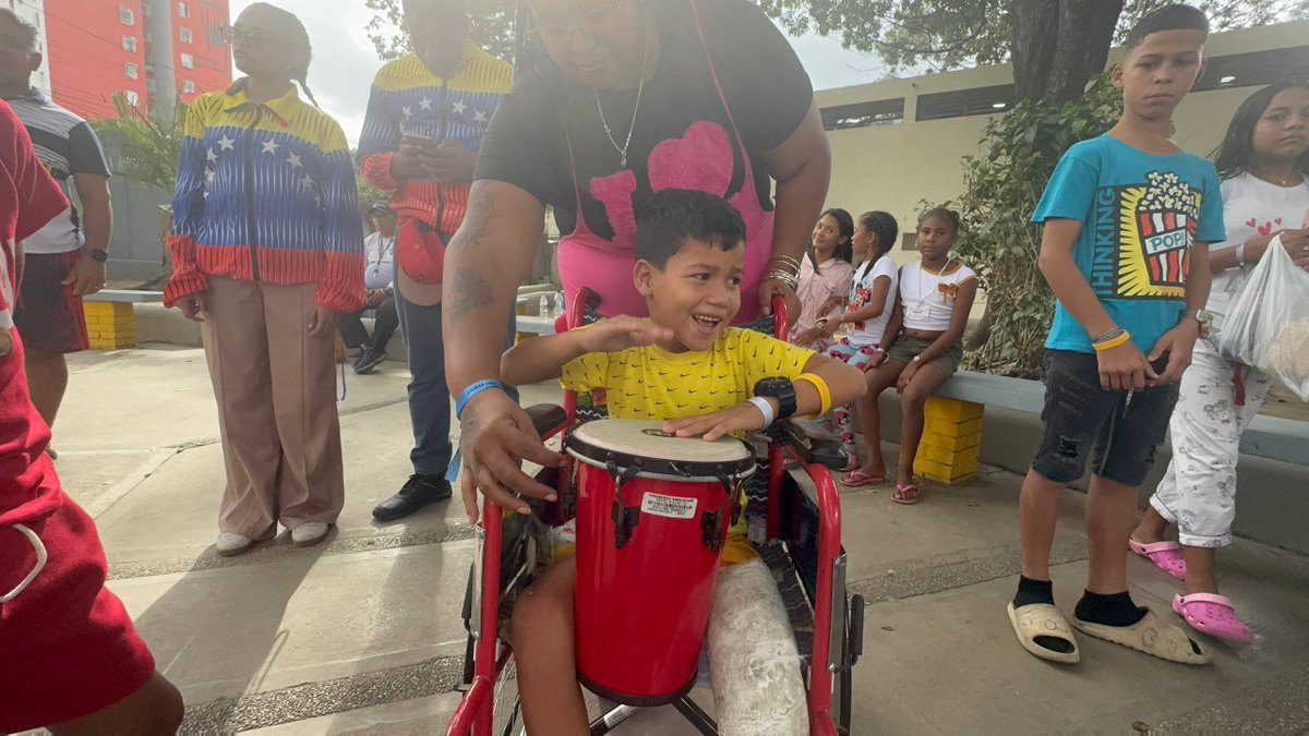CGRVenezuela's tweet photo. Asimismo, el equipo del Núcleo del Sistema Nacional de Orquestas y Coros Juveniles e Infantiles de Montalbán cerraron la tarde con broche de oro; con un tradicional repique de tambores y sangueo que evocó en los hermanos protegidos su identidad cultural guaireña.

4/4 https://t.co/GPxXa7MMOu