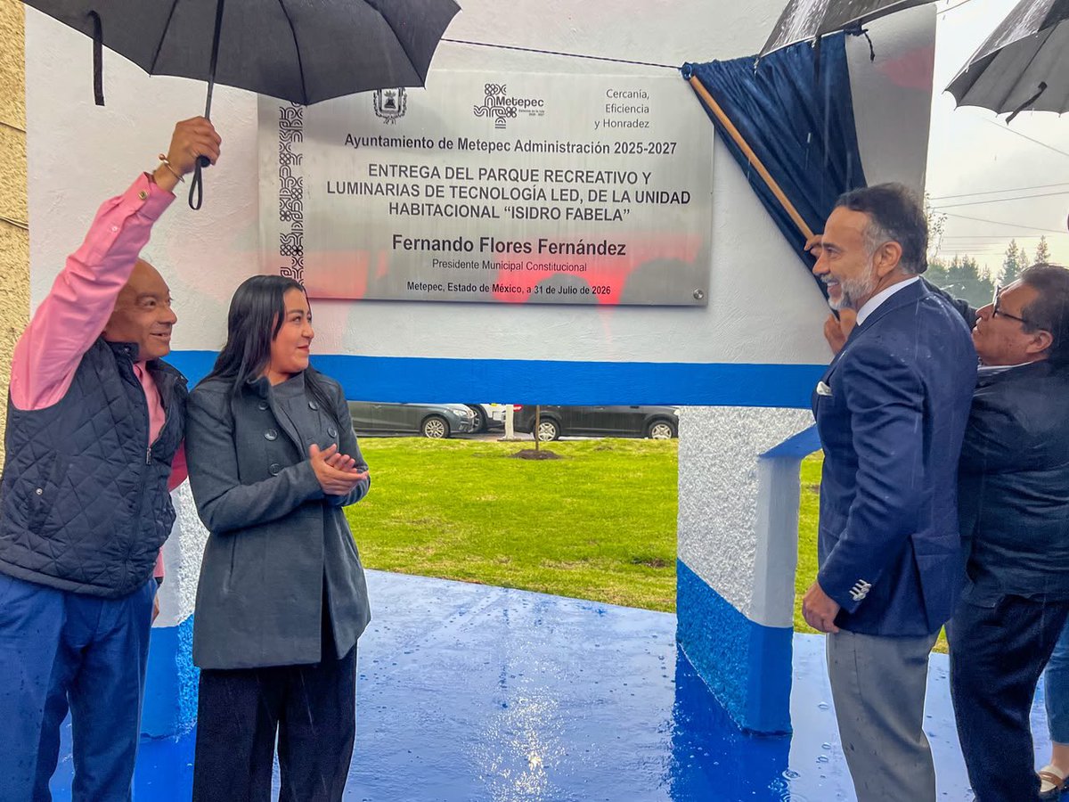 FerFlores_Emp's tweet photo. En la Unidad Habitacional Isidro Fabela rehabilitamos las canchas, instalamos juegos infantiles y ejercitadores, construimos un área de convivencia, sembramos 135 árboles, mejoramos las áreas verdes y colocamos 132 lámparas LED para que las familias disfruten un espacio digno y seguro.

Recuperar un parque es recuperar la convivencia y el orgullo por nuestra comunidad. Seguimos chambeando por un mejor #Metepec.