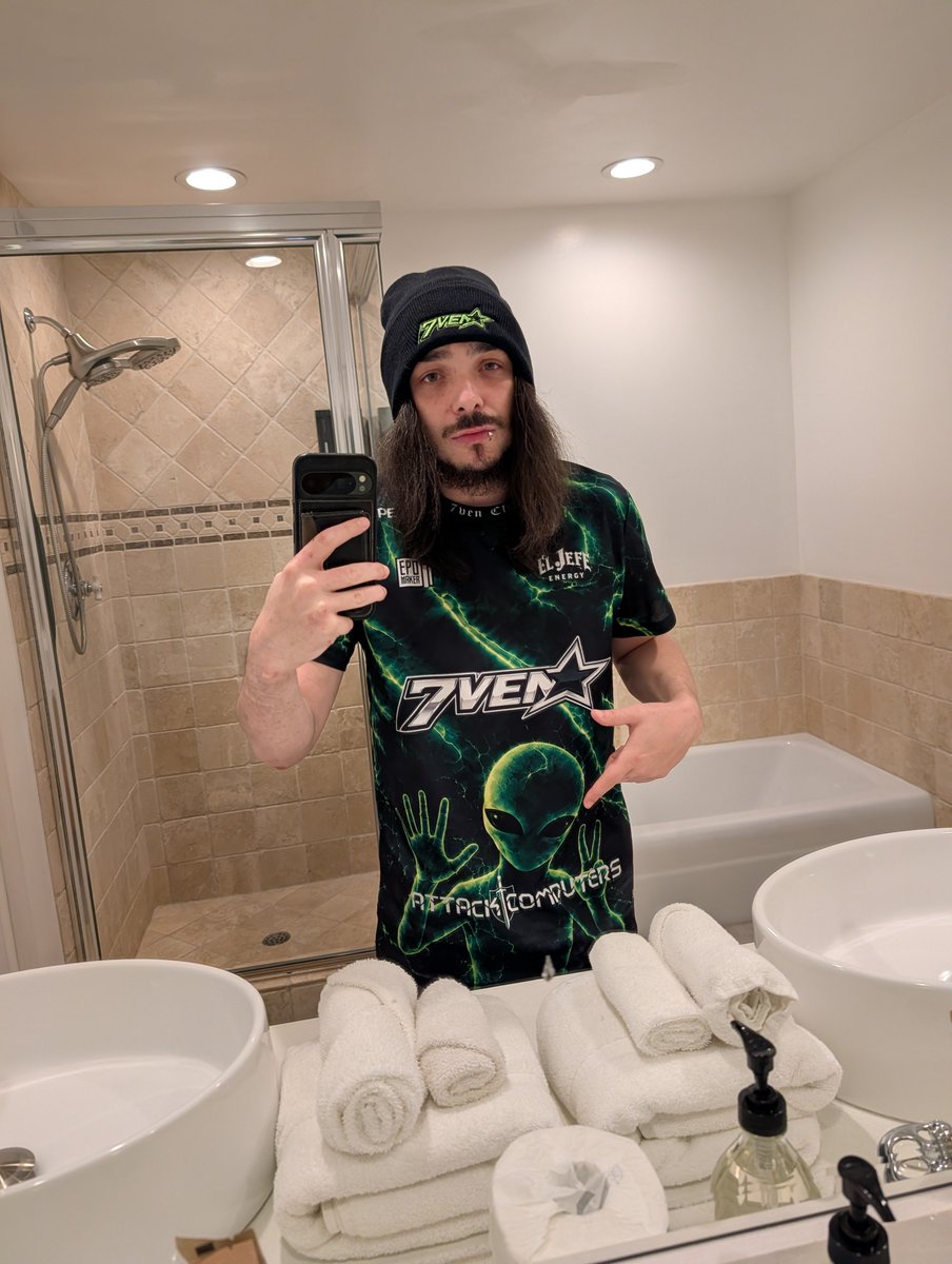 Emo__Senpai's tweet photo. LA crib selfies cuz I can. New vid is gonna bang! https://t.co/AEDWUhLsxI