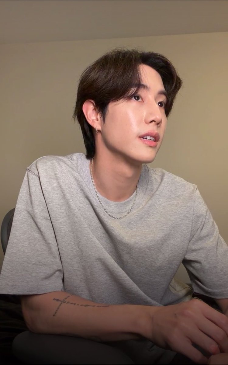 ilysbmarks's tweet photo. หล่ออะ เกิดมาเพื่อเป็นสิ่งสวยงามของโลกใบนี้จริงๆ 🥺

#MARKTUAN https://t.co/y9xddxP3uo