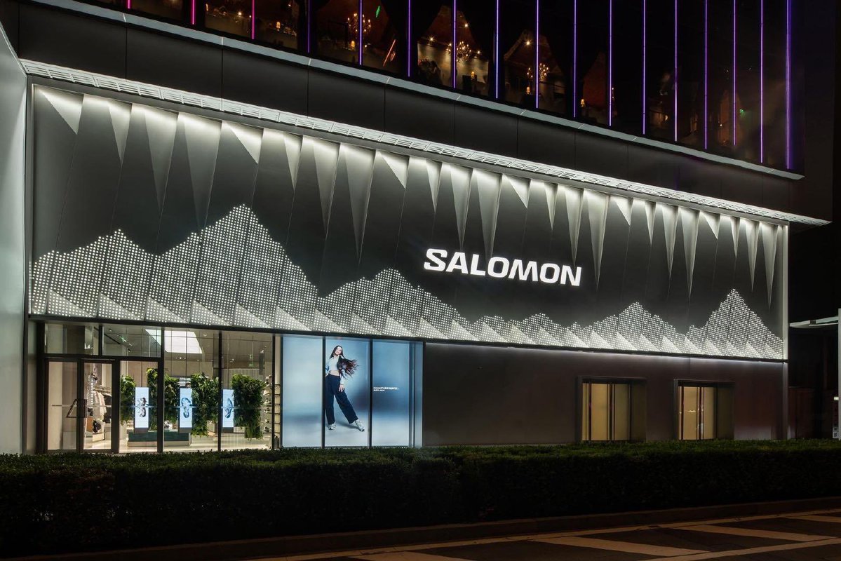 ForeverKimJisoo's tweet photo. JISOO's newest Salomon campaign is now up at the Beijing International Trade Flagship Store. https://t.co/YQ3j42ecjH