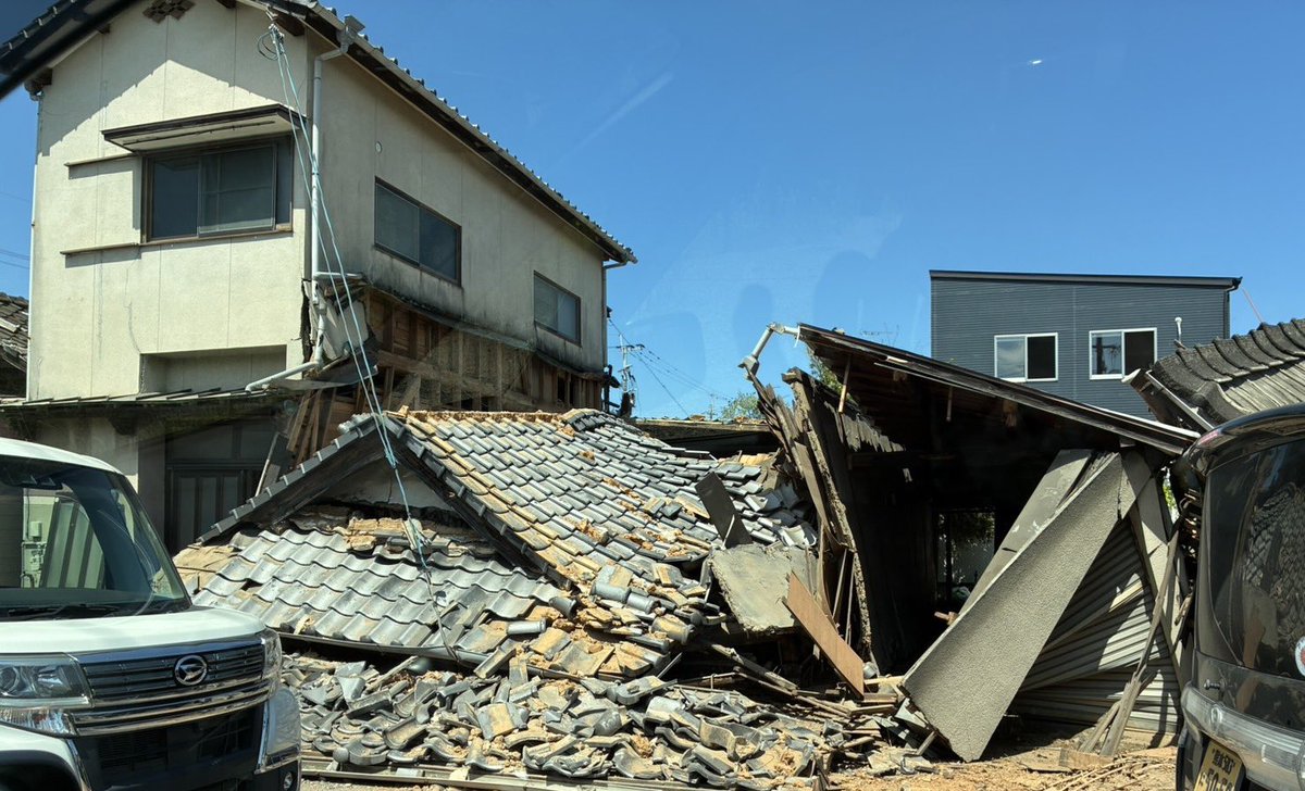 colabo_yumeno's tweet photo. 今日、Colaboは熊本県八代市などの被災地で活動しています。被災した児童福祉施設のお手伝いや、断水している地域、エアコンが壊れて使えない方などに必要なものを届けています。ご自宅が倒壊し、車中泊をしている方々も多くいます。家が全壊して衣類を持っていない中高生とも出会うことができました。

私たちはこれまでも、東北、熊本、能登の被災地で活動してきました。困っている人がいるところには、性売買業者も入り込みます。ジェンダー視点で活動する私たちがそこにいることを伝えることで、子どもや女性たちとつながり、被害を防ぐことにも繋がります。緊急的な活動ができるのは、活動基盤をサポーター会員の皆様に支えていただいているからです。

まずは被災地の方々とつながりながら、私たちにできることを引き続き考えていきます。

Colaboの活動へのご寄付はこちらからお願いします。
https://t.co/mfh9VwnVbQ

これまでの被災地での活動の様子として、
能登での活動の様子はこちらからご覧いただけます。
https://t.co/nnIvg1lezi