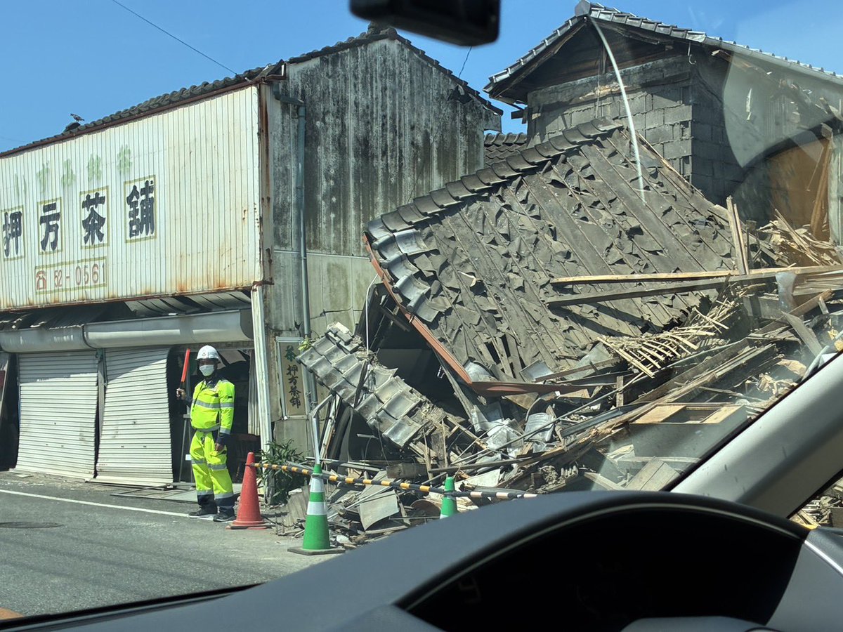 colabo_yumeno's tweet photo. 今日、Colaboは熊本県八代市などの被災地で活動しています。被災した児童福祉施設のお手伝いや、断水している地域、エアコンが壊れて使えない方などに必要なものを届けています。ご自宅が倒壊し、車中泊をしている方々も多くいます。家が全壊して衣類を持っていない中高生とも出会うことができました。

私たちはこれまでも、東北、熊本、能登の被災地で活動してきました。困っている人がいるところには、性売買業者も入り込みます。ジェンダー視点で活動する私たちがそこにいることを伝えることで、子どもや女性たちとつながり、被害を防ぐことにも繋がります。緊急的な活動ができるのは、活動基盤をサポーター会員の皆様に支えていただいているからです。

まずは被災地の方々とつながりながら、私たちにできることを引き続き考えていきます。

Colaboの活動へのご寄付はこちらからお願いします。
https://t.co/mfh9VwnVbQ

これまでの被災地での活動の様子として、
能登での活動の様子はこちらからご覧いただけます。
https://t.co/nnIvg1lezi